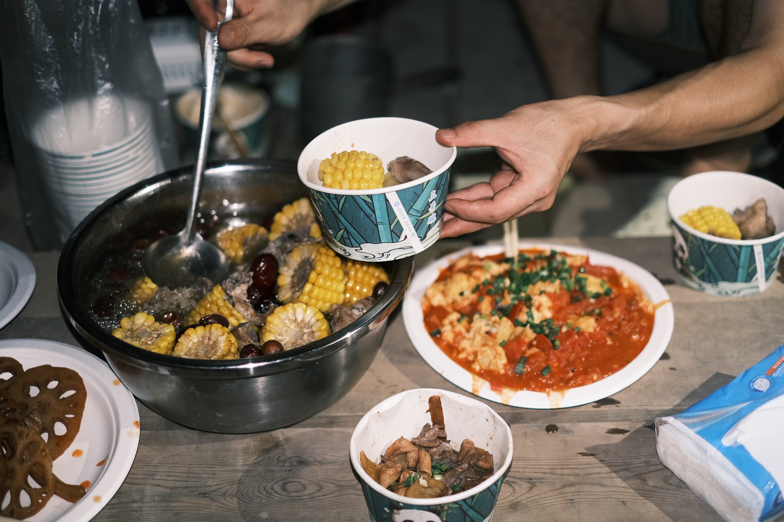 我找到了异世界的入口🪨 记录一下长沙周末出发特种兵两日游
	
🚄长沙站—韶关站
🚗韶关站-丹霞巴寨停车场（来回顺风车都很多）
	
山脚下开爬 起点会经过山脚下一个阿姨的凉粉小铺，冰冰凉凉很好吃！阿姨还会给我们摘她种的百香果吃 带到山顶腌肉很绝！
	
除了快到营地的那一小段很陡，其他都是比较好走的石板台阶，除了早晚都会比较晒，遮挡较少，记得带防晒🌞走走停停2-3h到山顶
	
山顶露营的人不是很多，当天一共7顶帐篷⛺️ 第一层有两个独立帐篷位，还有一长排帐篷位。第二层有一个独立观景台可以搭比较窄的帐篷，视野很好。遇到了很可爱的朋友们邀请我们一起吃晚饭！他们带了西瓜哈密瓜还有老母鸡炖汤！在山顶吃得也太香了！我带了10个鸡翅，正好10个人，怎么不算缘分呢～
	
早上的日出真的超级美！远处有一些淡淡的云雾，虽然不多但是也足够惊艳了！没想到海拔400m也能看到这么美的景！感觉比这个短的路线没有这么美的，比这个美的路线没有这么短的！很值得一来！下次还来！
	
🎒 过夜装备、食物（废弃景区无补给）、2h水（夏天）、护膝、登山杖、遮阳帽
	
#徒步 #徒步丈量世界 #户外徒步 #户外 #露营 #巴寨 #韶关 #韶关徒步 #韶关巴寨 @小琪的流浪日记