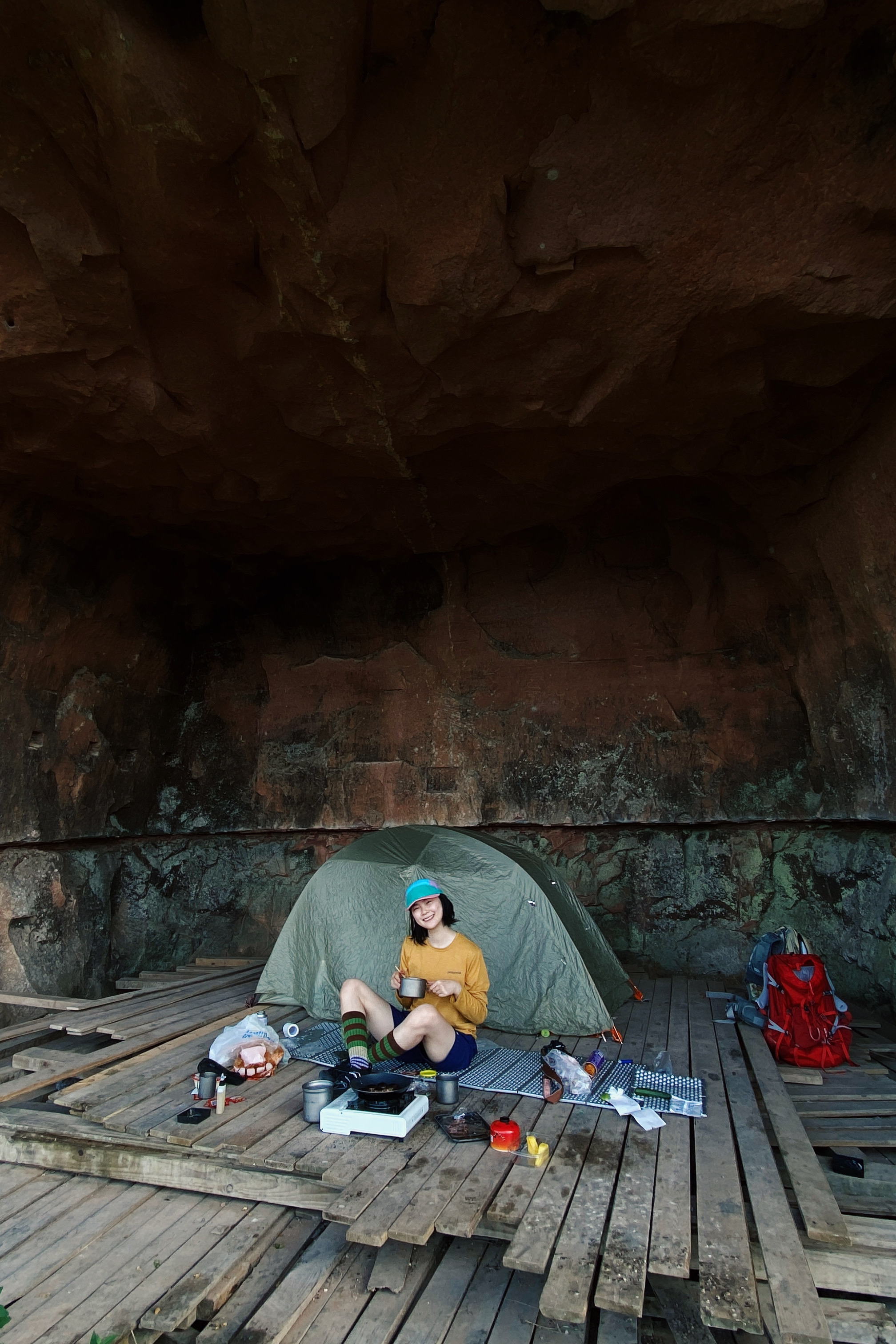 我找到了异世界的入口🪨 记录一下长沙周末出发特种兵两日游
	
🚄长沙站—韶关站
🚗韶关站-丹霞巴寨停车场（来回顺风车都很多）
	
山脚下开爬 起点会经过山脚下一个阿姨的凉粉小铺，冰冰凉凉很好吃！阿姨还会给我们摘她种的百香果吃 带到山顶腌肉很绝！
	
除了快到营地的那一小段很陡，其他都是比较好走的石板台阶，除了早晚都会比较晒，遮挡较少，记得带防晒🌞走走停停2-3h到山顶
	
山顶露营的人不是很多，当天一共7顶帐篷⛺️ 第一层有两个独立帐篷位，还有一长排帐篷位。第二层有一个独立观景台可以搭比较窄的帐篷，视野很好。遇到了很可爱的朋友们邀请我们一起吃晚饭！他们带了西瓜哈密瓜还有老母鸡炖汤！在山顶吃得也太香了！我带了10个鸡翅，正好10个人，怎么不算缘分呢～
	
早上的日出真的超级美！远处有一些淡淡的云雾，虽然不多但是也足够惊艳了！没想到海拔400m也能看到这么美的景！感觉比这个短的路线没有这么美的，比这个美的路线没有这么短的！很值得一来！下次还来！
	
🎒 过夜装备、食物（废弃景区无补给）、2h水（夏天）、护膝、登山杖、遮阳帽
	
#徒步 #徒步丈量世界 #户外徒步 #户外 #露营 #巴寨 #韶关 #韶关徒步 #韶关巴寨 @小琪的流浪日记