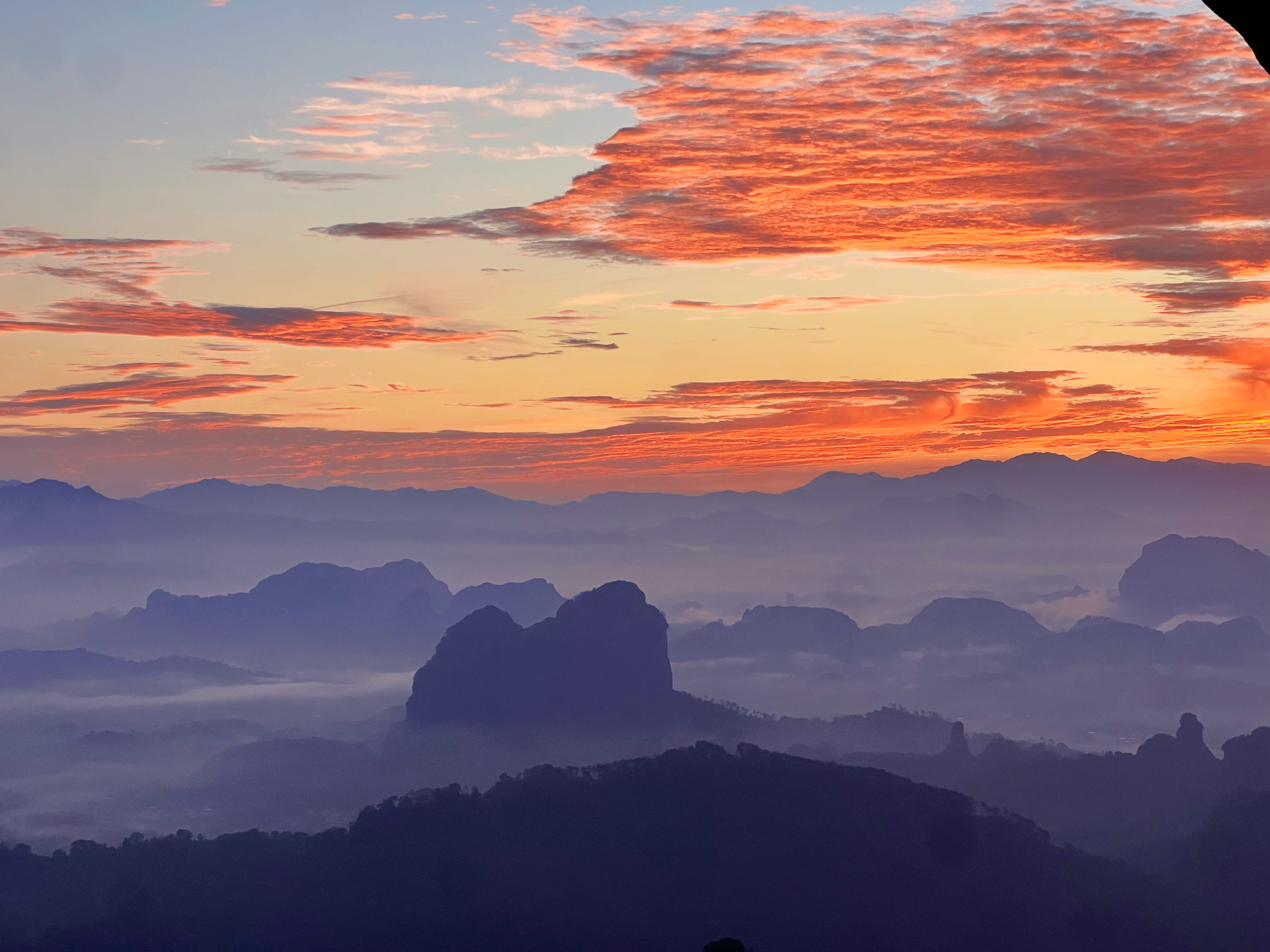 我找到了异世界的入口🪨 记录一下长沙周末出发特种兵两日游
	
🚄长沙站—韶关站
🚗韶关站-丹霞巴寨停车场（来回顺风车都很多）
	
山脚下开爬 起点会经过山脚下一个阿姨的凉粉小铺，冰冰凉凉很好吃！阿姨还会给我们摘她种的百香果吃 带到山顶腌肉很绝！
	
除了快到营地的那一小段很陡，其他都是比较好走的石板台阶，除了早晚都会比较晒，遮挡较少，记得带防晒🌞走走停停2-3h到山顶
	
山顶露营的人不是很多，当天一共7顶帐篷⛺️ 第一层有两个独立帐篷位，还有一长排帐篷位。第二层有一个独立观景台可以搭比较窄的帐篷，视野很好。遇到了很可爱的朋友们邀请我们一起吃晚饭！他们带了西瓜哈密瓜还有老母鸡炖汤！在山顶吃得也太香了！我带了10个鸡翅，正好10个人，怎么不算缘分呢～
	
早上的日出真的超级美！远处有一些淡淡的云雾，虽然不多但是也足够惊艳了！没想到海拔400m也能看到这么美的景！感觉比这个短的路线没有这么美的，比这个美的路线没有这么短的！很值得一来！下次还来！
	
🎒 过夜装备、食物（废弃景区无补给）、2h水（夏天）、护膝、登山杖、遮阳帽
	
#徒步 #徒步丈量世界 #户外徒步 #户外 #露营 #巴寨 #韶关 #韶关徒步 #韶关巴寨 @小琪的流浪日记
