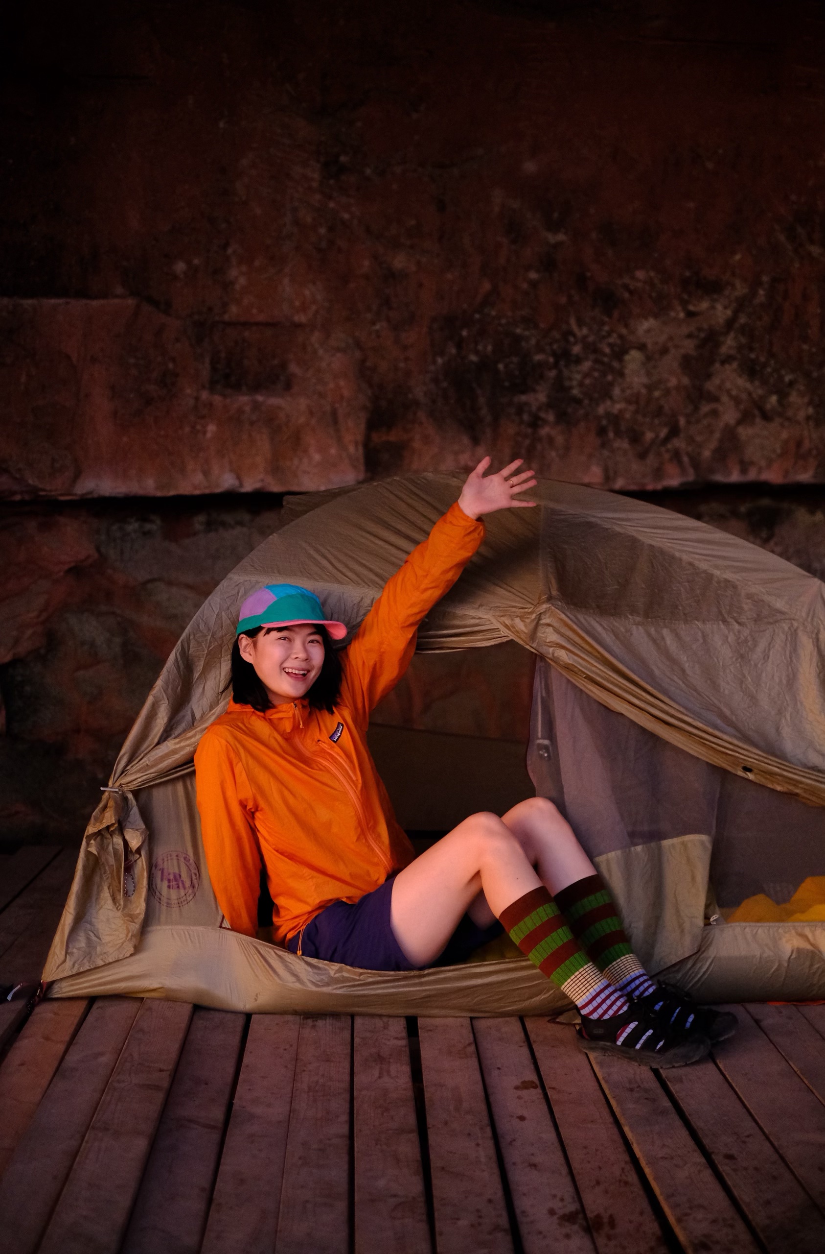 我找到了异世界的入口🪨 记录一下长沙周末出发特种兵两日游
	
🚄长沙站—韶关站
🚗韶关站-丹霞巴寨停车场（来回顺风车都很多）
	
山脚下开爬 起点会经过山脚下一个阿姨的凉粉小铺，冰冰凉凉很好吃！阿姨还会给我们摘她种的百香果吃 带到山顶腌肉很绝！
	
除了快到营地的那一小段很陡，其他都是比较好走的石板台阶，除了早晚都会比较晒，遮挡较少，记得带防晒🌞走走停停2-3h到山顶
	
山顶露营的人不是很多，当天一共7顶帐篷⛺️ 第一层有两个独立帐篷位，还有一长排帐篷位。第二层有一个独立观景台可以搭比较窄的帐篷，视野很好。遇到了很可爱的朋友们邀请我们一起吃晚饭！他们带了西瓜哈密瓜还有老母鸡炖汤！在山顶吃得也太香了！我带了10个鸡翅，正好10个人，怎么不算缘分呢～
	
早上的日出真的超级美！远处有一些淡淡的云雾，虽然不多但是也足够惊艳了！没想到海拔400m也能看到这么美的景！感觉比这个短的路线没有这么美的，比这个美的路线没有这么短的！很值得一来！下次还来！
	
🎒 过夜装备、食物（废弃景区无补给）、2h水（夏天）、护膝、登山杖、遮阳帽
	
#徒步 #徒步丈量世界 #户外徒步 #户外 #露营 #巴寨 #韶关 #韶关徒步 #韶关巴寨 @小琪的流浪日记