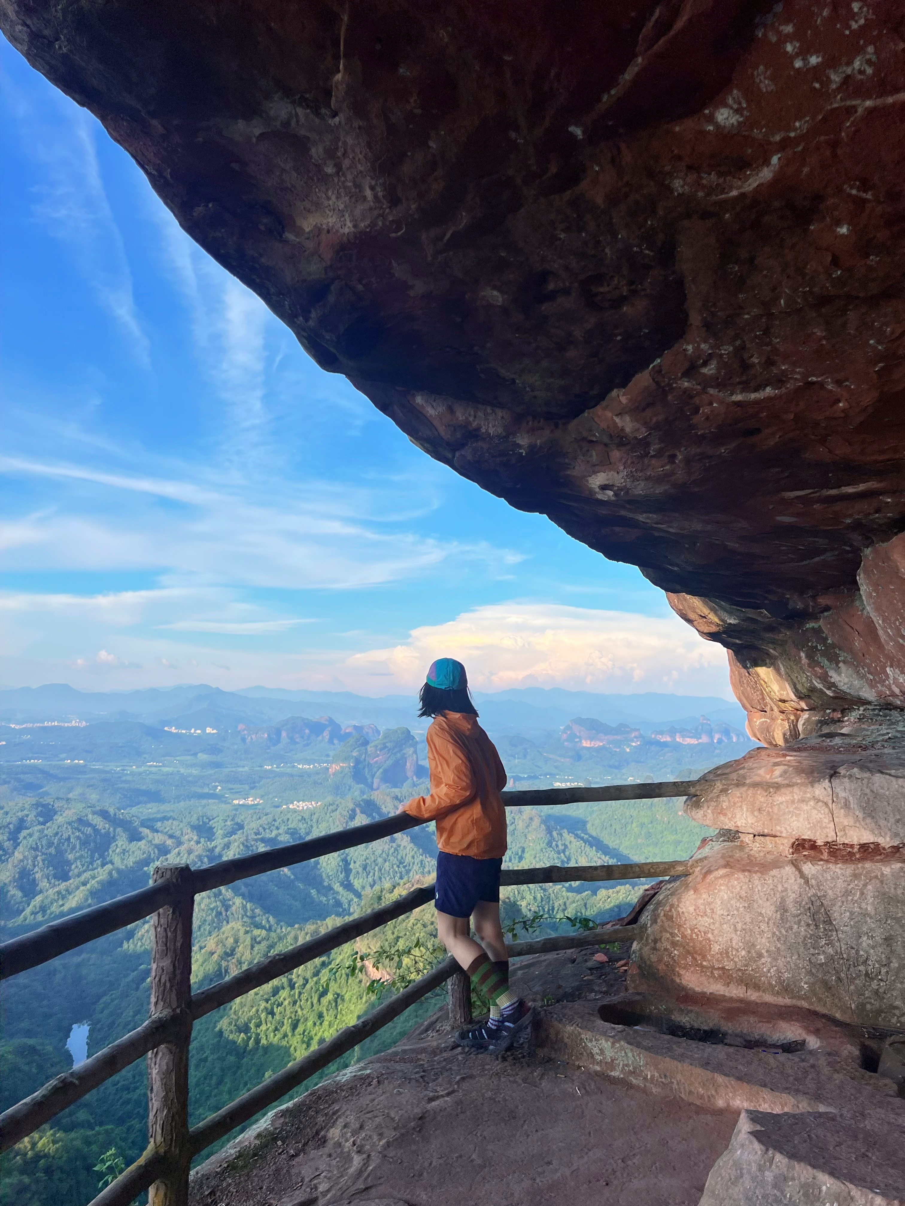 我找到了异世界的入口🪨 记录一下长沙周末出发特种兵两日游
	
🚄长沙站—韶关站
🚗韶关站-丹霞巴寨停车场（来回顺风车都很多）
	
山脚下开爬 起点会经过山脚下一个阿姨的凉粉小铺，冰冰凉凉很好吃！阿姨还会给我们摘她种的百香果吃 带到山顶腌肉很绝！
	
除了快到营地的那一小段很陡，其他都是比较好走的石板台阶，除了早晚都会比较晒，遮挡较少，记得带防晒🌞走走停停2-3h到山顶
	
山顶露营的人不是很多，当天一共7顶帐篷⛺️ 第一层有两个独立帐篷位，还有一长排帐篷位。第二层有一个独立观景台可以搭比较窄的帐篷，视野很好。遇到了很可爱的朋友们邀请我们一起吃晚饭！他们带了西瓜哈密瓜还有老母鸡炖汤！在山顶吃得也太香了！我带了10个鸡翅，正好10个人，怎么不算缘分呢～
	
早上的日出真的超级美！远处有一些淡淡的云雾，虽然不多但是也足够惊艳了！没想到海拔400m也能看到这么美的景！感觉比这个短的路线没有这么美的，比这个美的路线没有这么短的！很值得一来！下次还来！
	
🎒 过夜装备、食物（废弃景区无补给）、2h水（夏天）、护膝、登山杖、遮阳帽
	
#徒步 #徒步丈量世界 #户外徒步 #户外 #露营 #巴寨 #韶关 #韶关徒步 #韶关巴寨 @小琪的流浪日记