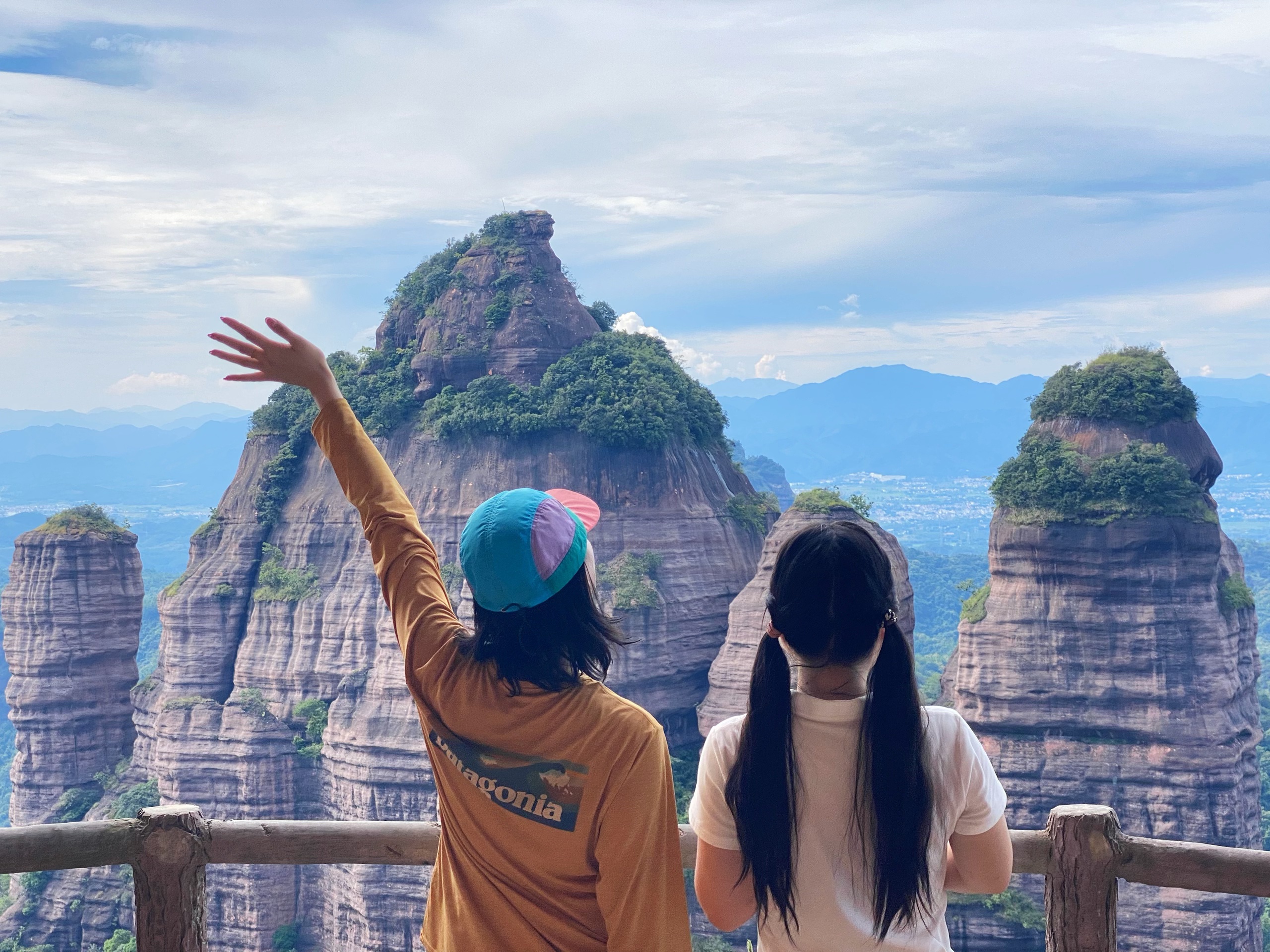 我找到了异世界的入口🪨 记录一下长沙周末出发特种兵两日游
	
🚄长沙站—韶关站
🚗韶关站-丹霞巴寨停车场（来回顺风车都很多）
	
山脚下开爬 起点会经过山脚下一个阿姨的凉粉小铺，冰冰凉凉很好吃！阿姨还会给我们摘她种的百香果吃 带到山顶腌肉很绝！
	
除了快到营地的那一小段很陡，其他都是比较好走的石板台阶，除了早晚都会比较晒，遮挡较少，记得带防晒🌞走走停停2-3h到山顶
	
山顶露营的人不是很多，当天一共7顶帐篷⛺️ 第一层有两个独立帐篷位，还有一长排帐篷位。第二层有一个独立观景台可以搭比较窄的帐篷，视野很好。遇到了很可爱的朋友们邀请我们一起吃晚饭！他们带了西瓜哈密瓜还有老母鸡炖汤！在山顶吃得也太香了！我带了10个鸡翅，正好10个人，怎么不算缘分呢～
	
早上的日出真的超级美！远处有一些淡淡的云雾，虽然不多但是也足够惊艳了！没想到海拔400m也能看到这么美的景！感觉比这个短的路线没有这么美的，比这个美的路线没有这么短的！很值得一来！下次还来！
	
🎒 过夜装备、食物（废弃景区无补给）、2h水（夏天）、护膝、登山杖、遮阳帽
	
#徒步 #徒步丈量世界 #户外徒步 #户外 #露营 #巴寨 #韶关 #韶关徒步 #韶关巴寨 @小琪的流浪日记