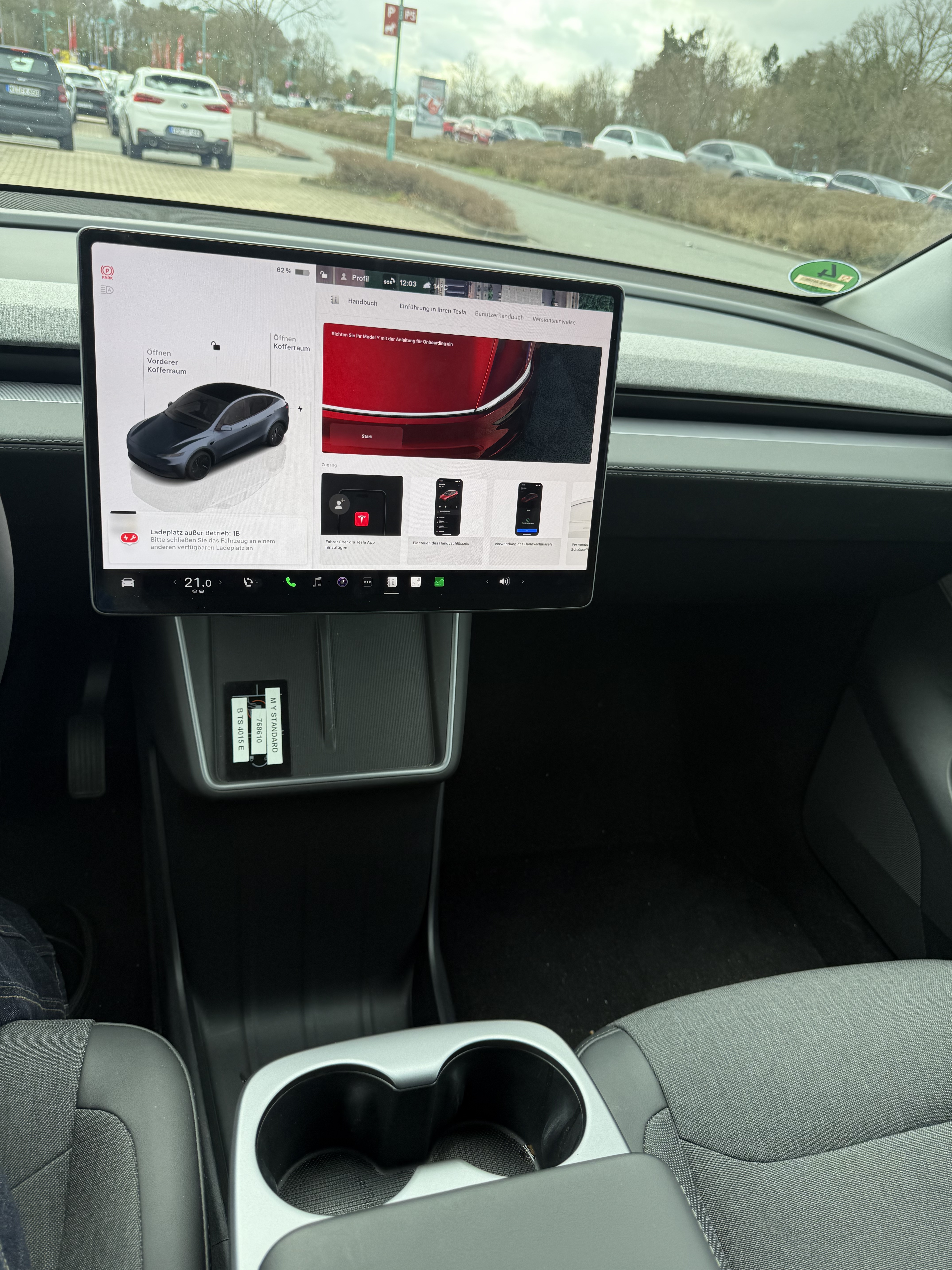 🇩🇪新款丐版Tesla model y试驾体验 因为想换车以及丐版很合适的angebot今天去预约了试驾
🚘外观：试驾车是黑色的 前后看起来倒是没那么突兀 但是标配版的白色车前脸的确有点干 我觉得车尾还好
🛞轮子：轮子的确小一些 高大车身和轮子搭在一起有点突兀
🏎️内饰：没有中控倒是不会觉得突兀耶 杯架和放手的区域质感很好 椅子是半皮半布的 坐在驾驶座只能感觉到简约科技 我觉得不是减分项
🚚空间：后备箱空间真的好大 后排座位位置没我想象的大（但完全舒适）前面的置物箱质感很一般 机盖很轻很轻 感觉像塑料（不过我也不知道tesla的其他车型都是什么）感觉经常装搬运物品或者开去滑雪或者有小狗会很舒服
🦼驾驶体验：一小时的试驾基本走过所有道路 30 50 乡道 高速 最近由于暴雪很多乡道路面损坏 行驶的还是很稳的 颠簸感不强 电机的加速度的确很快 上高速很顺滑 150kmh以上就有点吃力了 风燥很大 也有明显颠簸 130kmh以下挺舒适的 我从没开过电车 开起来有点晕 不知道为什么松掉油门后他会立刻大幅度刹车 不太好掌握到那个度 因此刹车基本上就用不到 我不清楚这个点能不能调 需要再研究研究
🖥️车机：很顺滑 分布合理 导航使用起来也舒适 不用carplay也挺好 挂档停车用屏幕也挺方便的
	
因为开的比较晕重新坐上我的燃油车感觉异常舒适 可能是suv比较高 视角也不一样 开燃油车的时候有种很扎实的驾驶感觉 能感觉到人车是一体的 这种感觉不仅仅是开我的车 开其他燃油车都有这种感觉 但是开model y的时候感觉很飘 （不知道是否电车都是这样的感觉）或者我晕电车还是啥？
本来没试驾前非常想定 驾驶完感觉好像也就还好 但是又觉得38000的价格已经可以了 可能需要再想想 但是周六特斯拉门店的人好多好多 问了一下销售说这辆车已经买了三五十辆 我有点忘了时间单位是月还是周了 model 3卖的也好多#特斯拉Y @只会哈哈哈