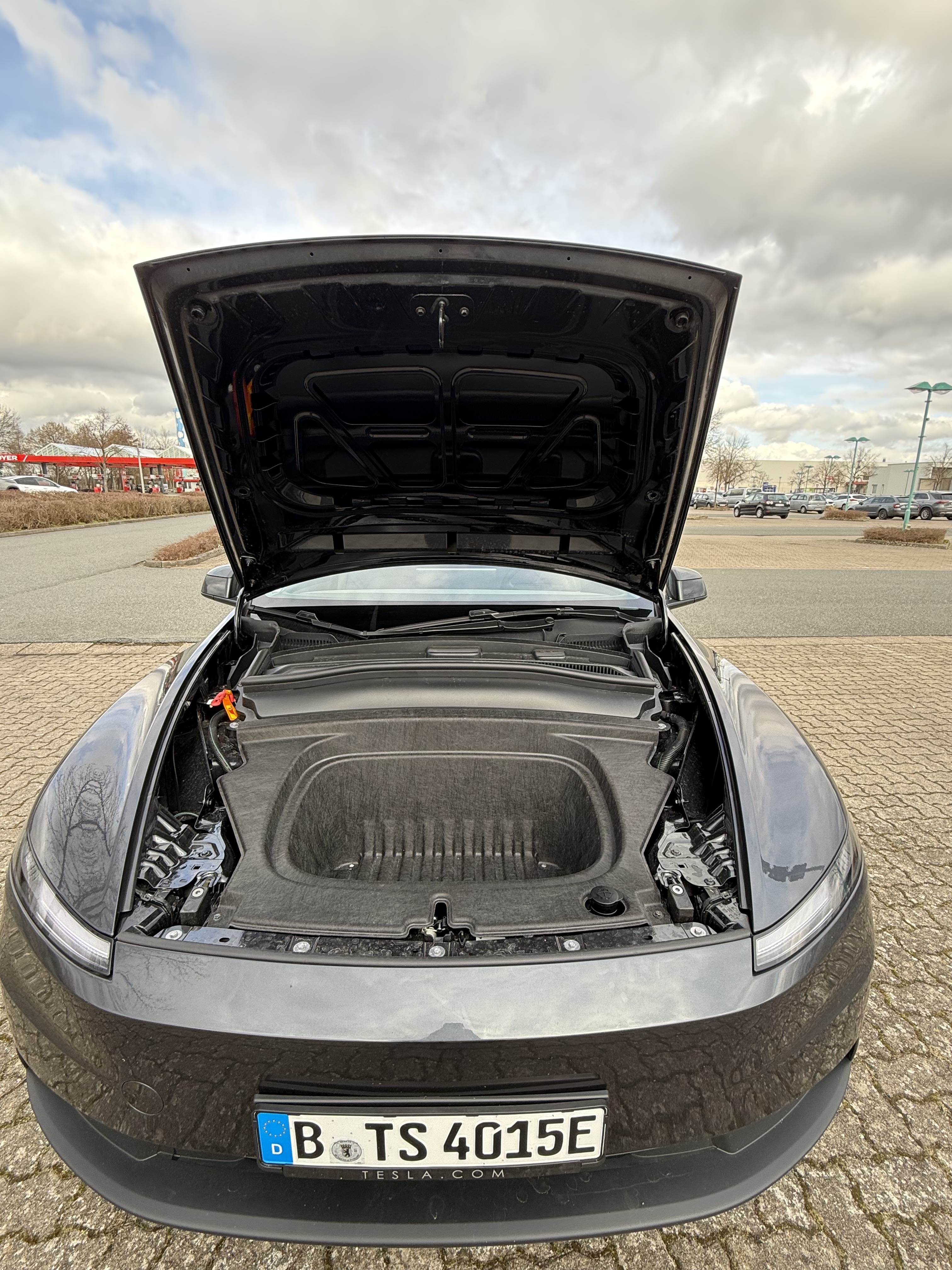 🇩🇪新款丐版Tesla model y试驾体验 因为想换车以及丐版很合适的angebot今天去预约了试驾
🚘外观：试驾车是黑色的 前后看起来倒是没那么突兀 但是标配版的白色车前脸的确有点干 我觉得车尾还好
🛞轮子：轮子的确小一些 高大车身和轮子搭在一起有点突兀
🏎️内饰：没有中控倒是不会觉得突兀耶 杯架和放手的区域质感很好 椅子是半皮半布的 坐在驾驶座只能感觉到简约科技 我觉得不是减分项
🚚空间：后备箱空间真的好大 后排座位位置没我想象的大（但完全舒适）前面的置物箱质感很一般 机盖很轻很轻 感觉像塑料（不过我也不知道tesla的其他车型都是什么）感觉经常装搬运物品或者开去滑雪或者有小狗会很舒服
🦼驾驶体验：一小时的试驾基本走过所有道路 30 50 乡道 高速 最近由于暴雪很多乡道路面损坏 行驶的还是很稳的 颠簸感不强 电机的加速度的确很快 上高速很顺滑 150kmh以上就有点吃力了 风燥很大 也有明显颠簸 130kmh以下挺舒适的 我从没开过电车 开起来有点晕 不知道为什么松掉油门后他会立刻大幅度刹车 不太好掌握到那个度 因此刹车基本上就用不到 我不清楚这个点能不能调 需要再研究研究
🖥️车机：很顺滑 分布合理 导航使用起来也舒适 不用carplay也挺好 挂档停车用屏幕也挺方便的
	
因为开的比较晕重新坐上我的燃油车感觉异常舒适 可能是suv比较高 视角也不一样 开燃油车的时候有种很扎实的驾驶感觉 能感觉到人车是一体的 这种感觉不仅仅是开我的车 开其他燃油车都有这种感觉 但是开model y的时候感觉很飘 （不知道是否电车都是这样的感觉）或者我晕电车还是啥？
本来没试驾前非常想定 驾驶完感觉好像也就还好 但是又觉得38000的价格已经可以了 可能需要再想想 但是周六特斯拉门店的人好多好多 问了一下销售说这辆车已经买了三五十辆 我有点忘了时间单位是月还是周了 model 3卖的也好多#特斯拉Y @只会哈哈哈