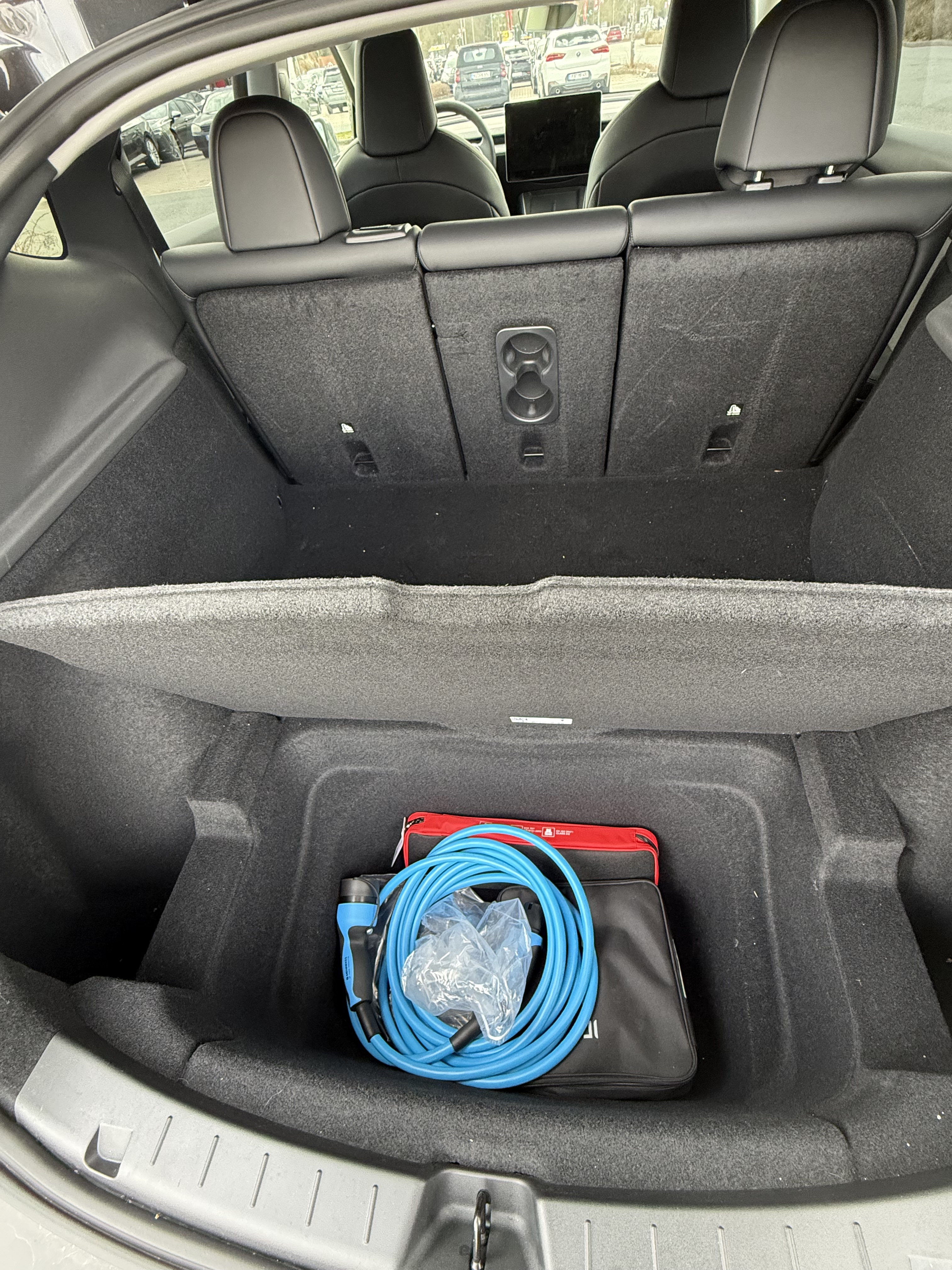 🇩🇪新款丐版Tesla model y试驾体验 因为想换车以及丐版很合适的angebot今天去预约了试驾
🚘外观：试驾车是黑色的 前后看起来倒是没那么突兀 但是标配版的白色车前脸的确有点干 我觉得车尾还好
🛞轮子：轮子的确小一些 高大车身和轮子搭在一起有点突兀
🏎️内饰：没有中控倒是不会觉得突兀耶 杯架和放手的区域质感很好 椅子是半皮半布的 坐在驾驶座只能感觉到简约科技 我觉得不是减分项
🚚空间：后备箱空间真的好大 后排座位位置没我想象的大（但完全舒适）前面的置物箱质感很一般 机盖很轻很轻 感觉像塑料（不过我也不知道tesla的其他车型都是什么）感觉经常装搬运物品或者开去滑雪或者有小狗会很舒服
🦼驾驶体验：一小时的试驾基本走过所有道路 30 50 乡道 高速 最近由于暴雪很多乡道路面损坏 行驶的还是很稳的 颠簸感不强 电机的加速度的确很快 上高速很顺滑 150kmh以上就有点吃力了 风燥很大 也有明显颠簸 130kmh以下挺舒适的 我从没开过电车 开起来有点晕 不知道为什么松掉油门后他会立刻大幅度刹车 不太好掌握到那个度 因此刹车基本上就用不到 我不清楚这个点能不能调 需要再研究研究
🖥️车机：很顺滑 分布合理 导航使用起来也舒适 不用carplay也挺好 挂档停车用屏幕也挺方便的
	
因为开的比较晕重新坐上我的燃油车感觉异常舒适 可能是suv比较高 视角也不一样 开燃油车的时候有种很扎实的驾驶感觉 能感觉到人车是一体的 这种感觉不仅仅是开我的车 开其他燃油车都有这种感觉 但是开model y的时候感觉很飘 （不知道是否电车都是这样的感觉）或者我晕电车还是啥？
本来没试驾前非常想定 驾驶完感觉好像也就还好 但是又觉得38000的价格已经可以了 可能需要再想想 但是周六特斯拉门店的人好多好多 问了一下销售说这辆车已经买了三五十辆 我有点忘了时间单位是月还是周了 model 3卖的也好多#特斯拉Y @只会哈哈哈