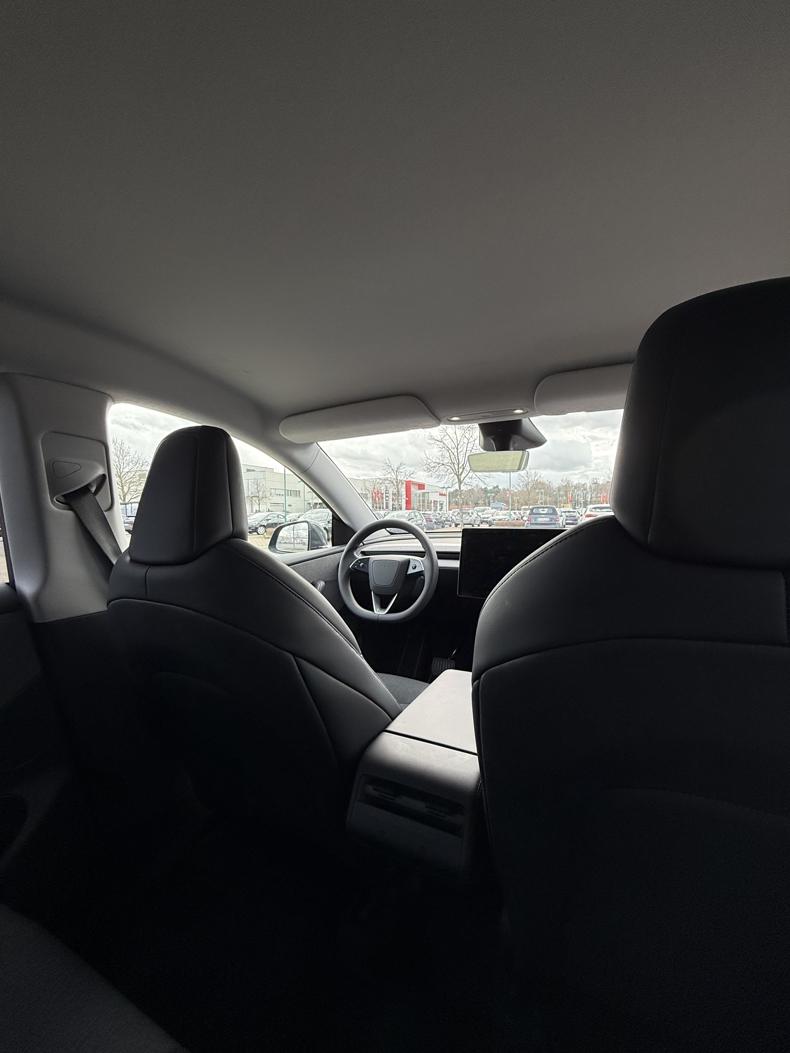 🇩🇪新款丐版Tesla model y试驾体验 因为想换车以及丐版很合适的angebot今天去预约了试驾
🚘外观：试驾车是黑色的 前后看起来倒是没那么突兀 但是标配版的白色车前脸的确有点干 我觉得车尾还好
🛞轮子：轮子的确小一些 高大车身和轮子搭在一起有点突兀
🏎️内饰：没有中控倒是不会觉得突兀耶 杯架和放手的区域质感很好 椅子是半皮半布的 坐在驾驶座只能感觉到简约科技 我觉得不是减分项
🚚空间：后备箱空间真的好大 后排座位位置没我想象的大（但完全舒适）前面的置物箱质感很一般 机盖很轻很轻 感觉像塑料（不过我也不知道tesla的其他车型都是什么）感觉经常装搬运物品或者开去滑雪或者有小狗会很舒服
🦼驾驶体验：一小时的试驾基本走过所有道路 30 50 乡道 高速 最近由于暴雪很多乡道路面损坏 行驶的还是很稳的 颠簸感不强 电机的加速度的确很快 上高速很顺滑 150kmh以上就有点吃力了 风燥很大 也有明显颠簸 130kmh以下挺舒适的 我从没开过电车 开起来有点晕 不知道为什么松掉油门后他会立刻大幅度刹车 不太好掌握到那个度 因此刹车基本上就用不到 我不清楚这个点能不能调 需要再研究研究
🖥️车机：很顺滑 分布合理 导航使用起来也舒适 不用carplay也挺好 挂档停车用屏幕也挺方便的
	
因为开的比较晕重新坐上我的燃油车感觉异常舒适 可能是suv比较高 视角也不一样 开燃油车的时候有种很扎实的驾驶感觉 能感觉到人车是一体的 这种感觉不仅仅是开我的车 开其他燃油车都有这种感觉 但是开model y的时候感觉很飘 （不知道是否电车都是这样的感觉）或者我晕电车还是啥？
本来没试驾前非常想定 驾驶完感觉好像也就还好 但是又觉得38000的价格已经可以了 可能需要再想想 但是周六特斯拉门店的人好多好多 问了一下销售说这辆车已经买了三五十辆 我有点忘了时间单位是月还是周了 model 3卖的也好多#特斯拉Y @只会哈哈哈