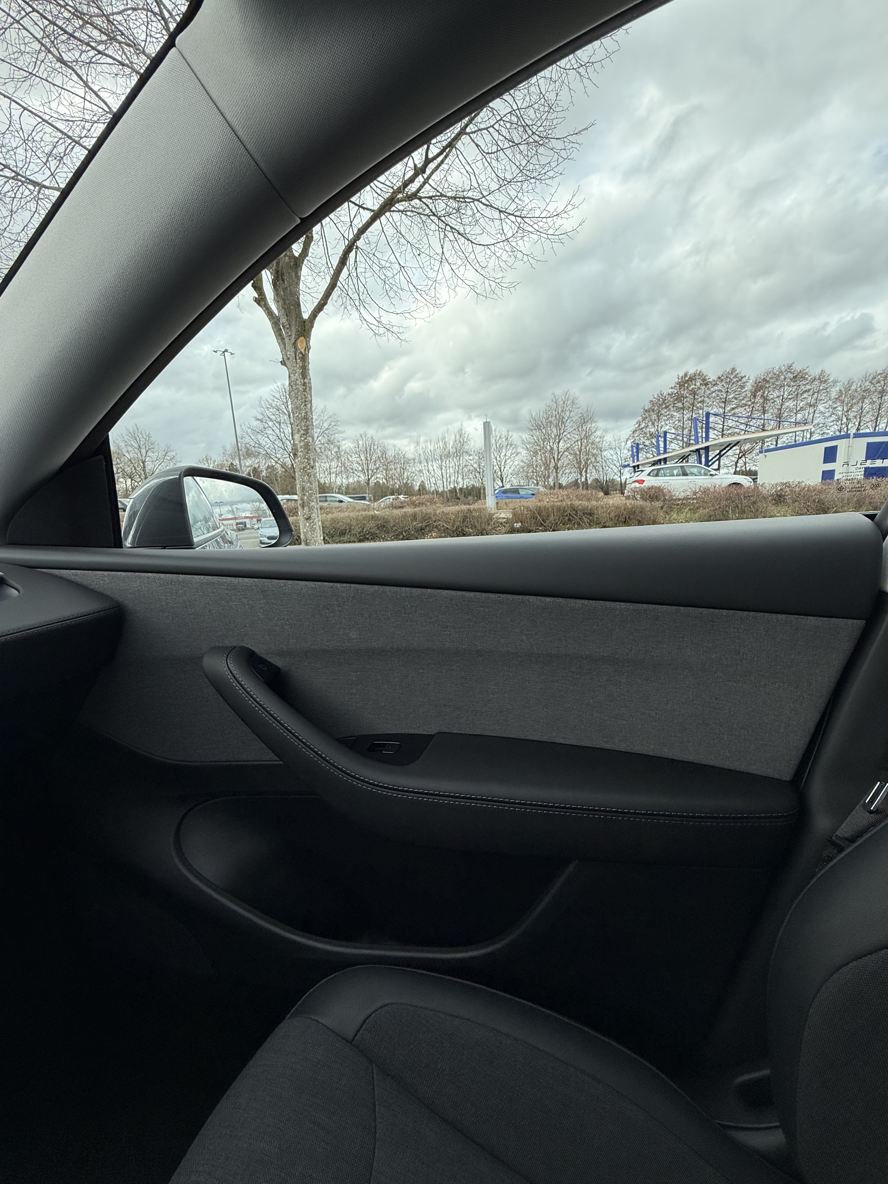 🇩🇪新款丐版Tesla model y试驾体验 因为想换车以及丐版很合适的angebot今天去预约了试驾
🚘外观：试驾车是黑色的 前后看起来倒是没那么突兀 但是标配版的白色车前脸的确有点干 我觉得车尾还好
🛞轮子：轮子的确小一些 高大车身和轮子搭在一起有点突兀
🏎️内饰：没有中控倒是不会觉得突兀耶 杯架和放手的区域质感很好 椅子是半皮半布的 坐在驾驶座只能感觉到简约科技 我觉得不是减分项
🚚空间：后备箱空间真的好大 后排座位位置没我想象的大（但完全舒适）前面的置物箱质感很一般 机盖很轻很轻 感觉像塑料（不过我也不知道tesla的其他车型都是什么）感觉经常装搬运物品或者开去滑雪或者有小狗会很舒服
🦼驾驶体验：一小时的试驾基本走过所有道路 30 50 乡道 高速 最近由于暴雪很多乡道路面损坏 行驶的还是很稳的 颠簸感不强 电机的加速度的确很快 上高速很顺滑 150kmh以上就有点吃力了 风燥很大 也有明显颠簸 130kmh以下挺舒适的 我从没开过电车 开起来有点晕 不知道为什么松掉油门后他会立刻大幅度刹车 不太好掌握到那个度 因此刹车基本上就用不到 我不清楚这个点能不能调 需要再研究研究
🖥️车机：很顺滑 分布合理 导航使用起来也舒适 不用carplay也挺好 挂档停车用屏幕也挺方便的
	
因为开的比较晕重新坐上我的燃油车感觉异常舒适 可能是suv比较高 视角也不一样 开燃油车的时候有种很扎实的驾驶感觉 能感觉到人车是一体的 这种感觉不仅仅是开我的车 开其他燃油车都有这种感觉 但是开model y的时候感觉很飘 （不知道是否电车都是这样的感觉）或者我晕电车还是啥？
本来没试驾前非常想定 驾驶完感觉好像也就还好 但是又觉得38000的价格已经可以了 可能需要再想想 但是周六特斯拉门店的人好多好多 问了一下销售说这辆车已经买了三五十辆 我有点忘了时间单位是月还是周了 model 3卖的也好多#特斯拉Y @只会哈哈哈