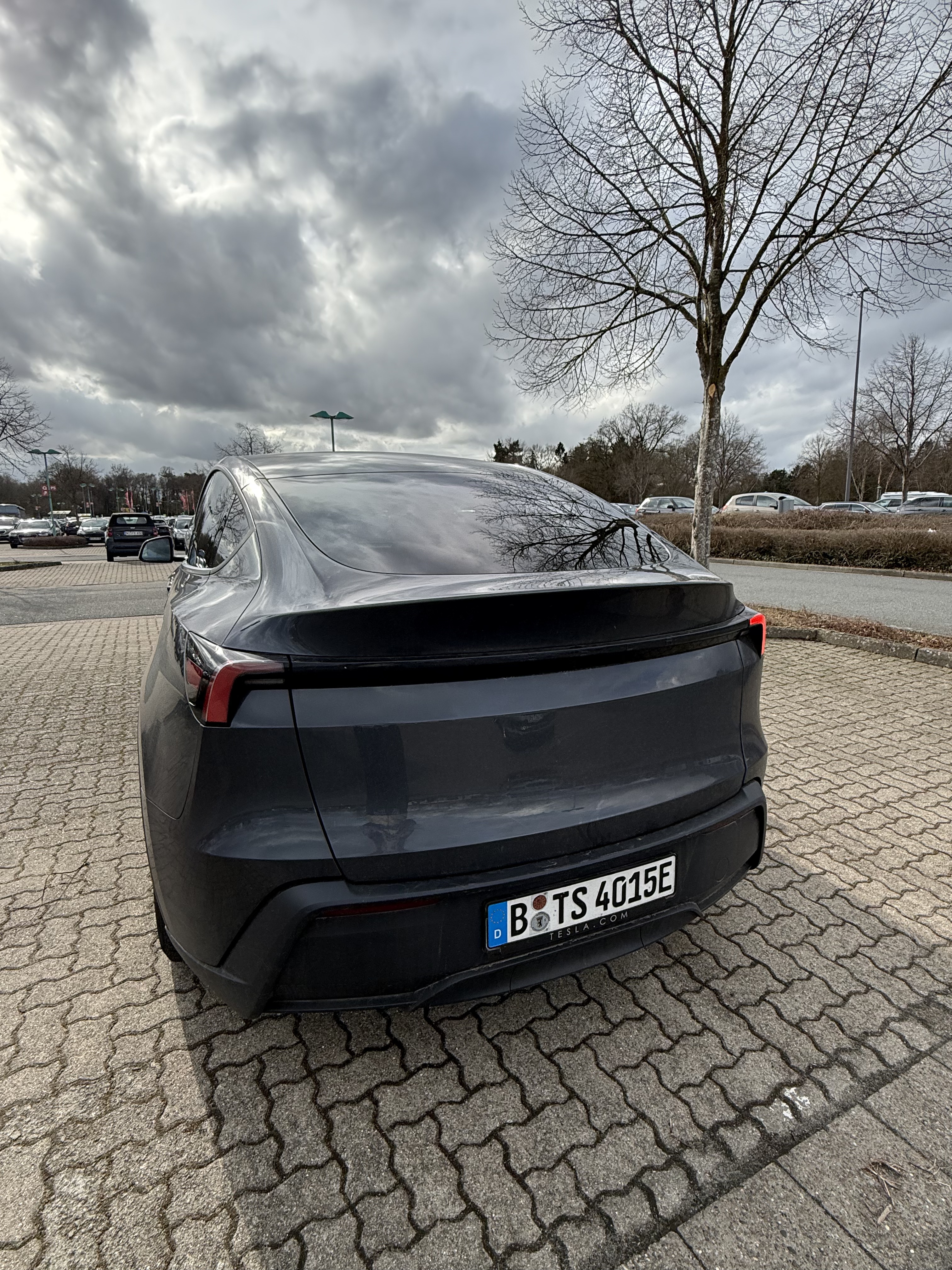 🇩🇪新款丐版Tesla model y试驾体验 因为想换车以及丐版很合适的angebot今天去预约了试驾
🚘外观：试驾车是黑色的 前后看起来倒是没那么突兀 但是标配版的白色车前脸的确有点干 我觉得车尾还好
🛞轮子：轮子的确小一些 高大车身和轮子搭在一起有点突兀
🏎️内饰：没有中控倒是不会觉得突兀耶 杯架和放手的区域质感很好 椅子是半皮半布的 坐在驾驶座只能感觉到简约科技 我觉得不是减分项
🚚空间：后备箱空间真的好大 后排座位位置没我想象的大（但完全舒适）前面的置物箱质感很一般 机盖很轻很轻 感觉像塑料（不过我也不知道tesla的其他车型都是什么）感觉经常装搬运物品或者开去滑雪或者有小狗会很舒服
🦼驾驶体验：一小时的试驾基本走过所有道路 30 50 乡道 高速 最近由于暴雪很多乡道路面损坏 行驶的还是很稳的 颠簸感不强 电机的加速度的确很快 上高速很顺滑 150kmh以上就有点吃力了 风燥很大 也有明显颠簸 130kmh以下挺舒适的 我从没开过电车 开起来有点晕 不知道为什么松掉油门后他会立刻大幅度刹车 不太好掌握到那个度 因此刹车基本上就用不到 我不清楚这个点能不能调 需要再研究研究
🖥️车机：很顺滑 分布合理 导航使用起来也舒适 不用carplay也挺好 挂档停车用屏幕也挺方便的
	
因为开的比较晕重新坐上我的燃油车感觉异常舒适 可能是suv比较高 视角也不一样 开燃油车的时候有种很扎实的驾驶感觉 能感觉到人车是一体的 这种感觉不仅仅是开我的车 开其他燃油车都有这种感觉 但是开model y的时候感觉很飘 （不知道是否电车都是这样的感觉）或者我晕电车还是啥？
本来没试驾前非常想定 驾驶完感觉好像也就还好 但是又觉得38000的价格已经可以了 可能需要再想想 但是周六特斯拉门店的人好多好多 问了一下销售说这辆车已经买了三五十辆 我有点忘了时间单位是月还是周了 model 3卖的也好多#特斯拉Y @只会哈哈哈