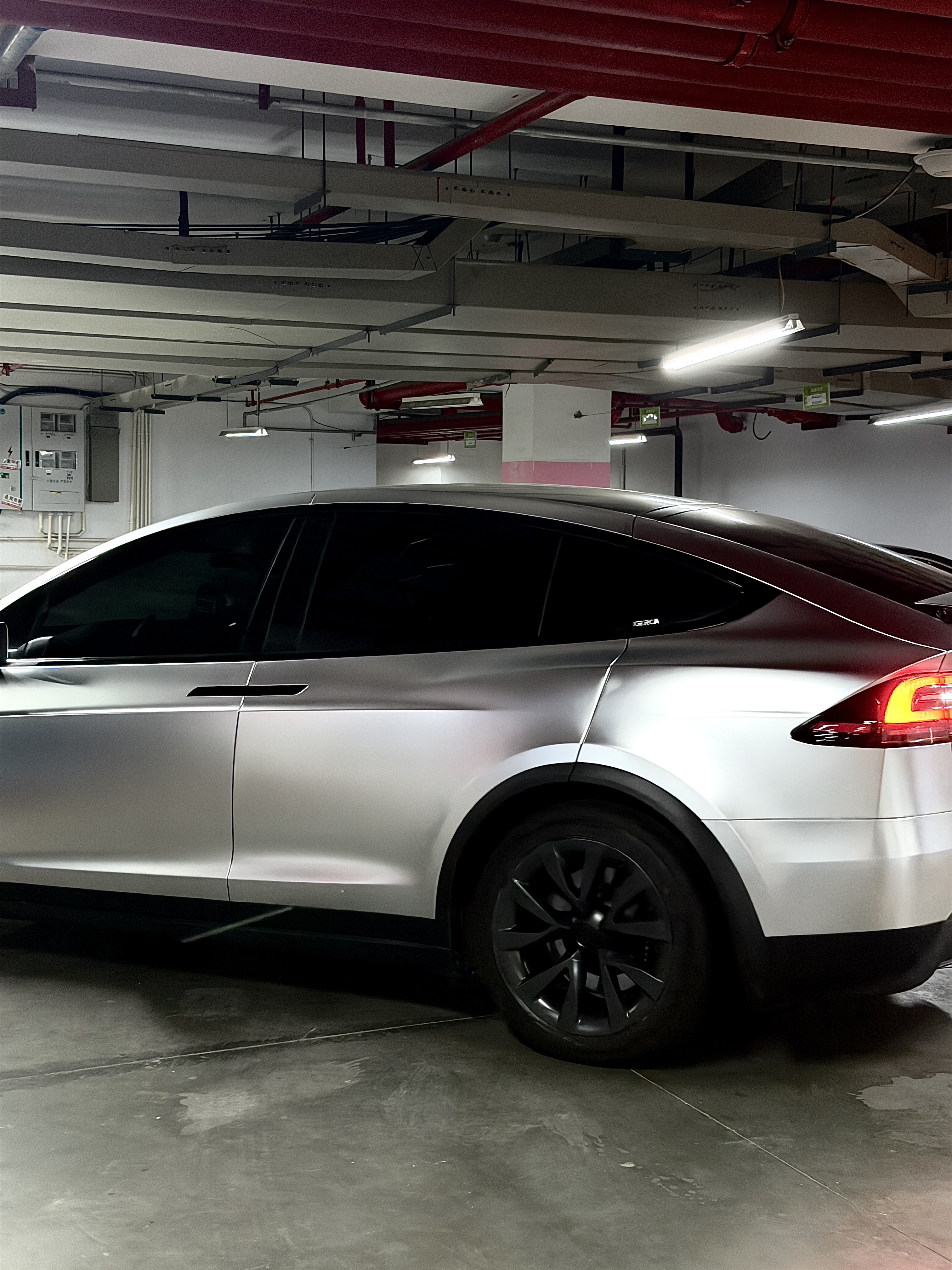 没控制住，停产前被割了波“韭菜”~ 提车总结：邪恶大鼠标长了俩翅膀
	
本来是想给自己准备一辆代步车，然后默默的当了一次“大冤种”
但是但是！fsd真香，飞飞门也很帅，就是全景玻璃有点晒，遮阳板它还有点窄
	
总之，车库大玩具+1🚗
	
#特斯拉 #ModelX  #兰博基尼 #提车日记  #浪漫生活的记录者 @什么七七