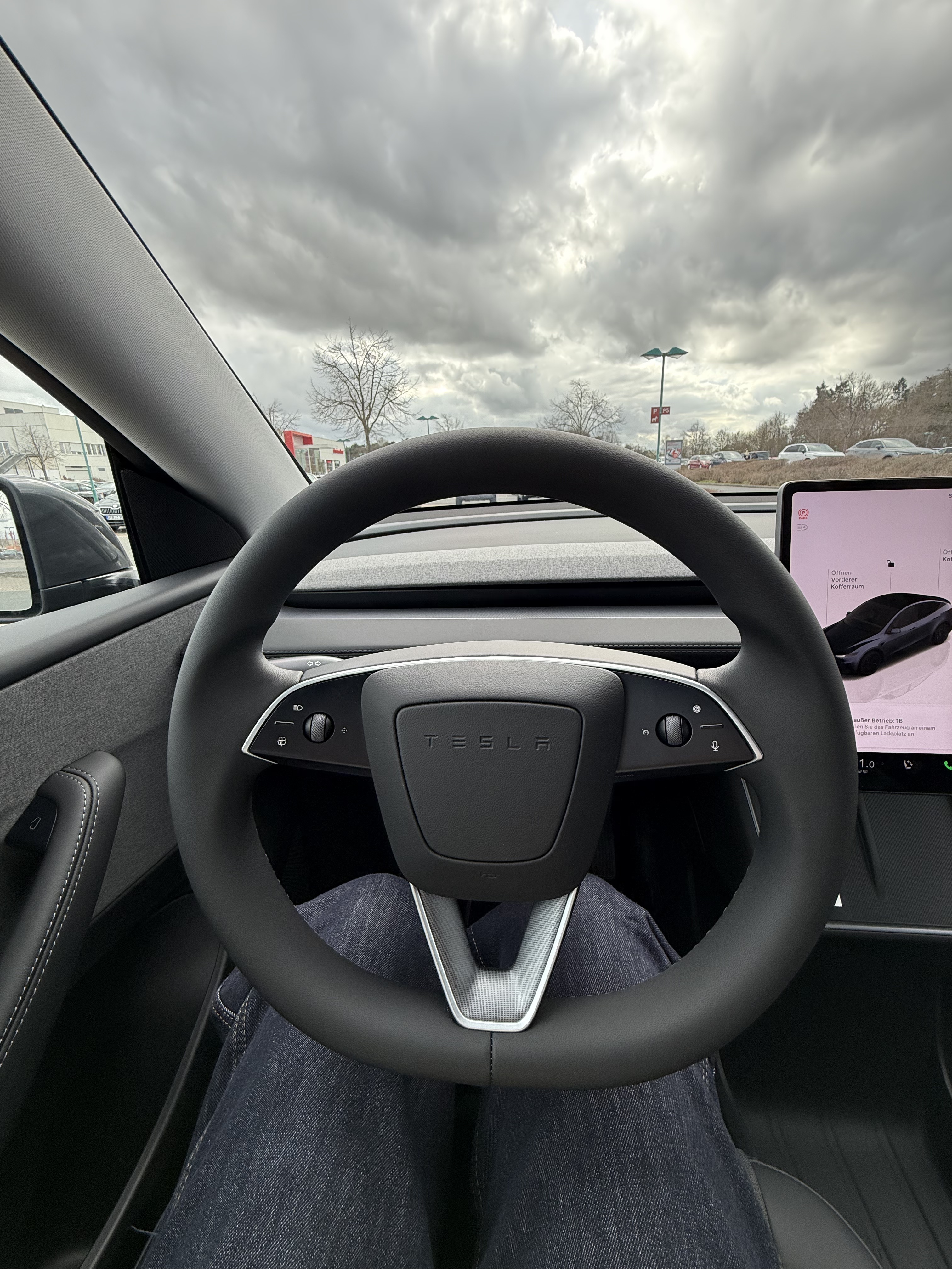 🇩🇪新款丐版Tesla model y试驾体验 因为想换车以及丐版很合适的angebot今天去预约了试驾
🚘外观：试驾车是黑色的 前后看起来倒是没那么突兀 但是标配版的白色车前脸的确有点干 我觉得车尾还好
🛞轮子：轮子的确小一些 高大车身和轮子搭在一起有点突兀
🏎️内饰：没有中控倒是不会觉得突兀耶 杯架和放手的区域质感很好 椅子是半皮半布的 坐在驾驶座只能感觉到简约科技 我觉得不是减分项
🚚空间：后备箱空间真的好大 后排座位位置没我想象的大（但完全舒适）前面的置物箱质感很一般 机盖很轻很轻 感觉像塑料（不过我也不知道tesla的其他车型都是什么）感觉经常装搬运物品或者开去滑雪或者有小狗会很舒服
🦼驾驶体验：一小时的试驾基本走过所有道路 30 50 乡道 高速 最近由于暴雪很多乡道路面损坏 行驶的还是很稳的 颠簸感不强 电机的加速度的确很快 上高速很顺滑 150kmh以上就有点吃力了 风燥很大 也有明显颠簸 130kmh以下挺舒适的 我从没开过电车 开起来有点晕 不知道为什么松掉油门后他会立刻大幅度刹车 不太好掌握到那个度 因此刹车基本上就用不到 我不清楚这个点能不能调 需要再研究研究
🖥️车机：很顺滑 分布合理 导航使用起来也舒适 不用carplay也挺好 挂档停车用屏幕也挺方便的
	
因为开的比较晕重新坐上我的燃油车感觉异常舒适 可能是suv比较高 视角也不一样 开燃油车的时候有种很扎实的驾驶感觉 能感觉到人车是一体的 这种感觉不仅仅是开我的车 开其他燃油车都有这种感觉 但是开model y的时候感觉很飘 （不知道是否电车都是这样的感觉）或者我晕电车还是啥？
本来没试驾前非常想定 驾驶完感觉好像也就还好 但是又觉得38000的价格已经可以了 可能需要再想想 但是周六特斯拉门店的人好多好多 问了一下销售说这辆车已经买了三五十辆 我有点忘了时间单位是月还是周了 model 3卖的也好多#特斯拉Y @只会哈哈哈