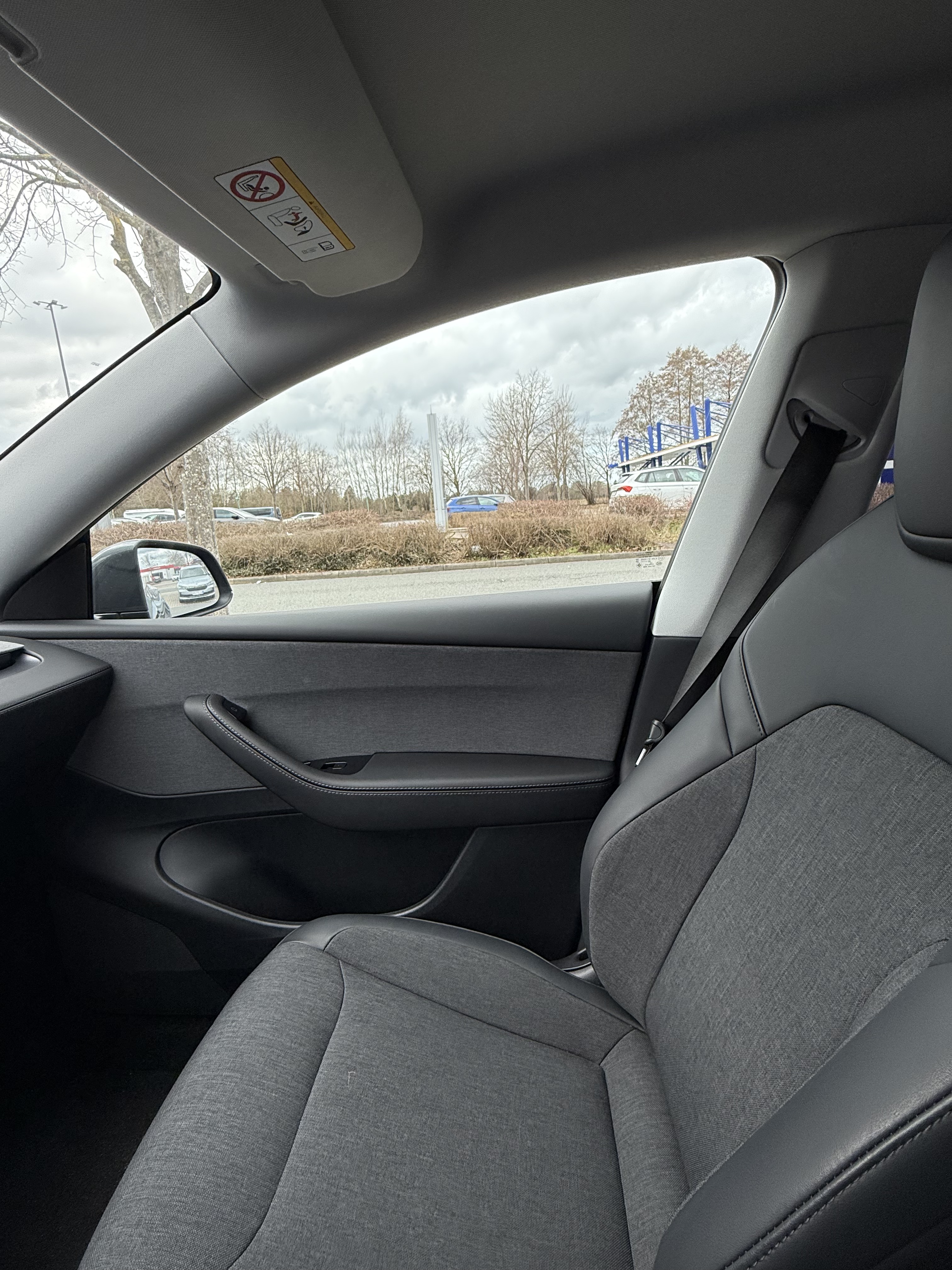 🇩🇪新款丐版Tesla model y试驾体验 因为想换车以及丐版很合适的angebot今天去预约了试驾
🚘外观：试驾车是黑色的 前后看起来倒是没那么突兀 但是标配版的白色车前脸的确有点干 我觉得车尾还好
🛞轮子：轮子的确小一些 高大车身和轮子搭在一起有点突兀
🏎️内饰：没有中控倒是不会觉得突兀耶 杯架和放手的区域质感很好 椅子是半皮半布的 坐在驾驶座只能感觉到简约科技 我觉得不是减分项
🚚空间：后备箱空间真的好大 后排座位位置没我想象的大（但完全舒适）前面的置物箱质感很一般 机盖很轻很轻 感觉像塑料（不过我也不知道tesla的其他车型都是什么）感觉经常装搬运物品或者开去滑雪或者有小狗会很舒服
🦼驾驶体验：一小时的试驾基本走过所有道路 30 50 乡道 高速 最近由于暴雪很多乡道路面损坏 行驶的还是很稳的 颠簸感不强 电机的加速度的确很快 上高速很顺滑 150kmh以上就有点吃力了 风燥很大 也有明显颠簸 130kmh以下挺舒适的 我从没开过电车 开起来有点晕 不知道为什么松掉油门后他会立刻大幅度刹车 不太好掌握到那个度 因此刹车基本上就用不到 我不清楚这个点能不能调 需要再研究研究
🖥️车机：很顺滑 分布合理 导航使用起来也舒适 不用carplay也挺好 挂档停车用屏幕也挺方便的
	
因为开的比较晕重新坐上我的燃油车感觉异常舒适 可能是suv比较高 视角也不一样 开燃油车的时候有种很扎实的驾驶感觉 能感觉到人车是一体的 这种感觉不仅仅是开我的车 开其他燃油车都有这种感觉 但是开model y的时候感觉很飘 （不知道是否电车都是这样的感觉）或者我晕电车还是啥？
本来没试驾前非常想定 驾驶完感觉好像也就还好 但是又觉得38000的价格已经可以了 可能需要再想想 但是周六特斯拉门店的人好多好多 问了一下销售说这辆车已经买了三五十辆 我有点忘了时间单位是月还是周了 model 3卖的也好多#特斯拉Y @只会哈哈哈