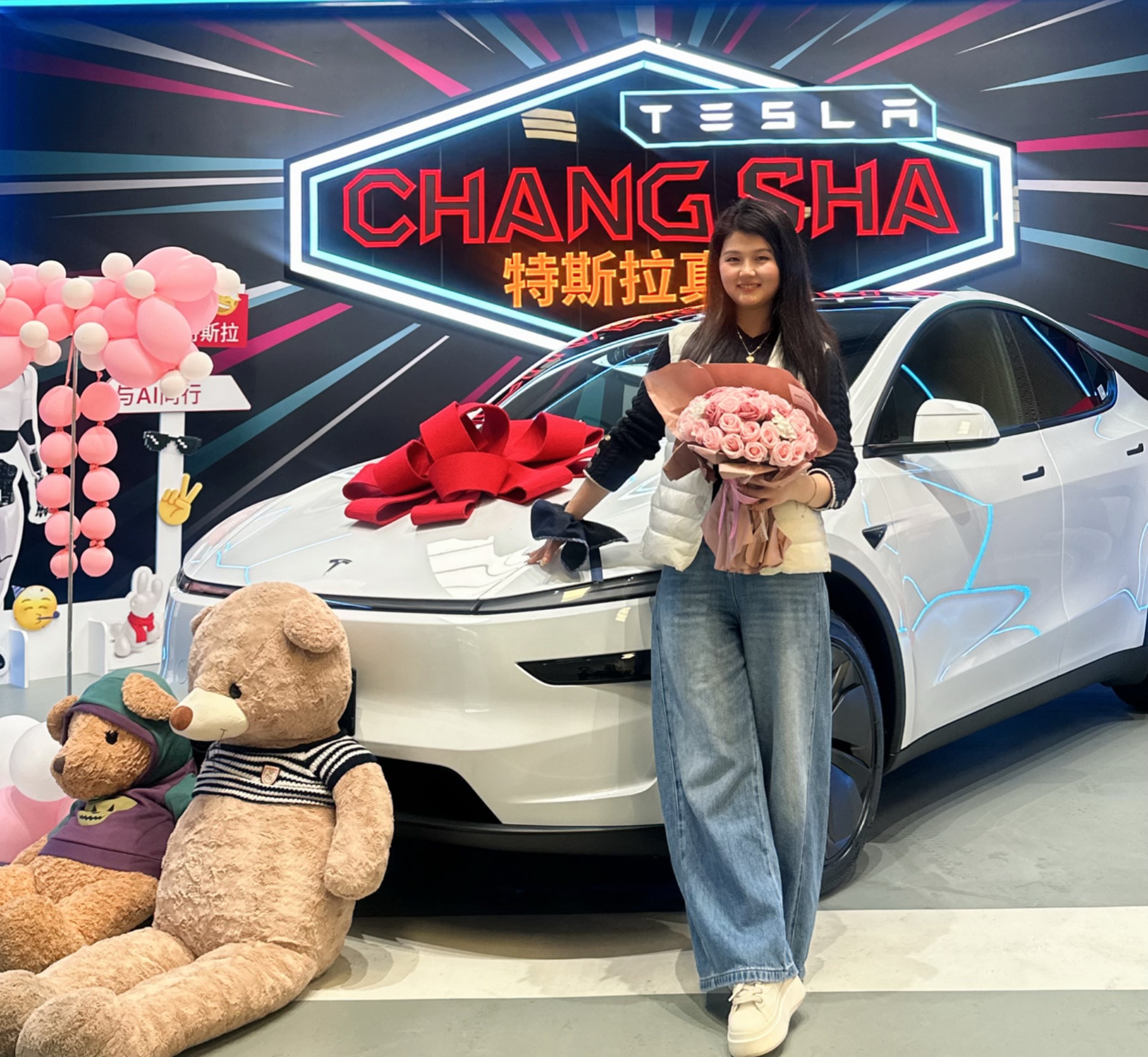 我的特斯拉到手啦！🚗 实在加不起油了，老妈送了辆电车 @我是小阿朱呀