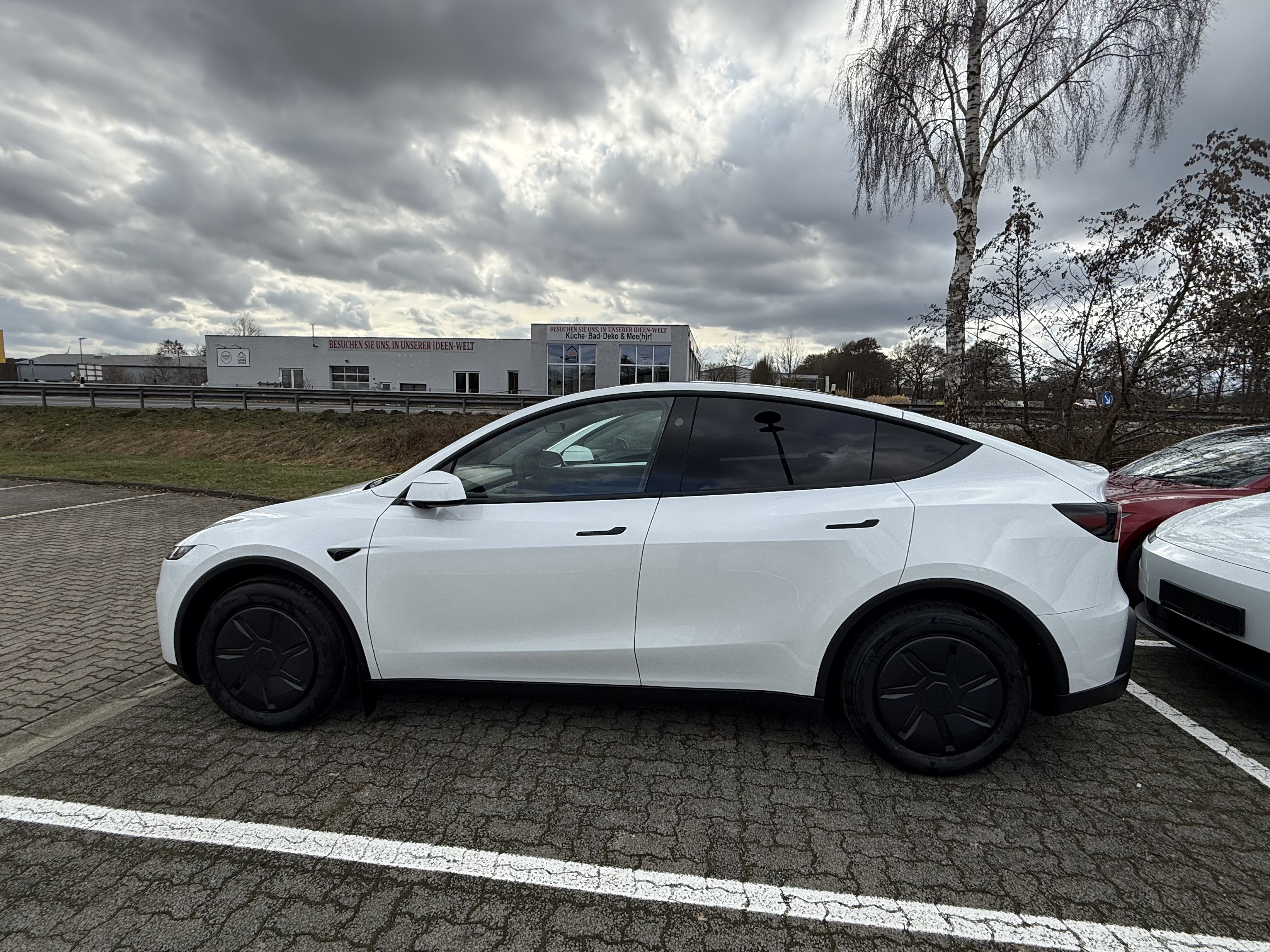 🇩🇪新款丐版Tesla model y试驾体验 因为想换车以及丐版很合适的angebot今天去预约了试驾
🚘外观：试驾车是黑色的 前后看起来倒是没那么突兀 但是标配版的白色车前脸的确有点干 我觉得车尾还好
🛞轮子：轮子的确小一些 高大车身和轮子搭在一起有点突兀
🏎️内饰：没有中控倒是不会觉得突兀耶 杯架和放手的区域质感很好 椅子是半皮半布的 坐在驾驶座只能感觉到简约科技 我觉得不是减分项
🚚空间：后备箱空间真的好大 后排座位位置没我想象的大（但完全舒适）前面的置物箱质感很一般 机盖很轻很轻 感觉像塑料（不过我也不知道tesla的其他车型都是什么）感觉经常装搬运物品或者开去滑雪或者有小狗会很舒服
🦼驾驶体验：一小时的试驾基本走过所有道路 30 50 乡道 高速 最近由于暴雪很多乡道路面损坏 行驶的还是很稳的 颠簸感不强 电机的加速度的确很快 上高速很顺滑 150kmh以上就有点吃力了 风燥很大 也有明显颠簸 130kmh以下挺舒适的 我从没开过电车 开起来有点晕 不知道为什么松掉油门后他会立刻大幅度刹车 不太好掌握到那个度 因此刹车基本上就用不到 我不清楚这个点能不能调 需要再研究研究
🖥️车机：很顺滑 分布合理 导航使用起来也舒适 不用carplay也挺好 挂档停车用屏幕也挺方便的
	
因为开的比较晕重新坐上我的燃油车感觉异常舒适 可能是suv比较高 视角也不一样 开燃油车的时候有种很扎实的驾驶感觉 能感觉到人车是一体的 这种感觉不仅仅是开我的车 开其他燃油车都有这种感觉 但是开model y的时候感觉很飘 （不知道是否电车都是这样的感觉）或者我晕电车还是啥？
本来没试驾前非常想定 驾驶完感觉好像也就还好 但是又觉得38000的价格已经可以了 可能需要再想想 但是周六特斯拉门店的人好多好多 问了一下销售说这辆车已经买了三五十辆 我有点忘了时间单位是月还是周了 model 3卖的也好多#特斯拉Y @只会哈哈哈