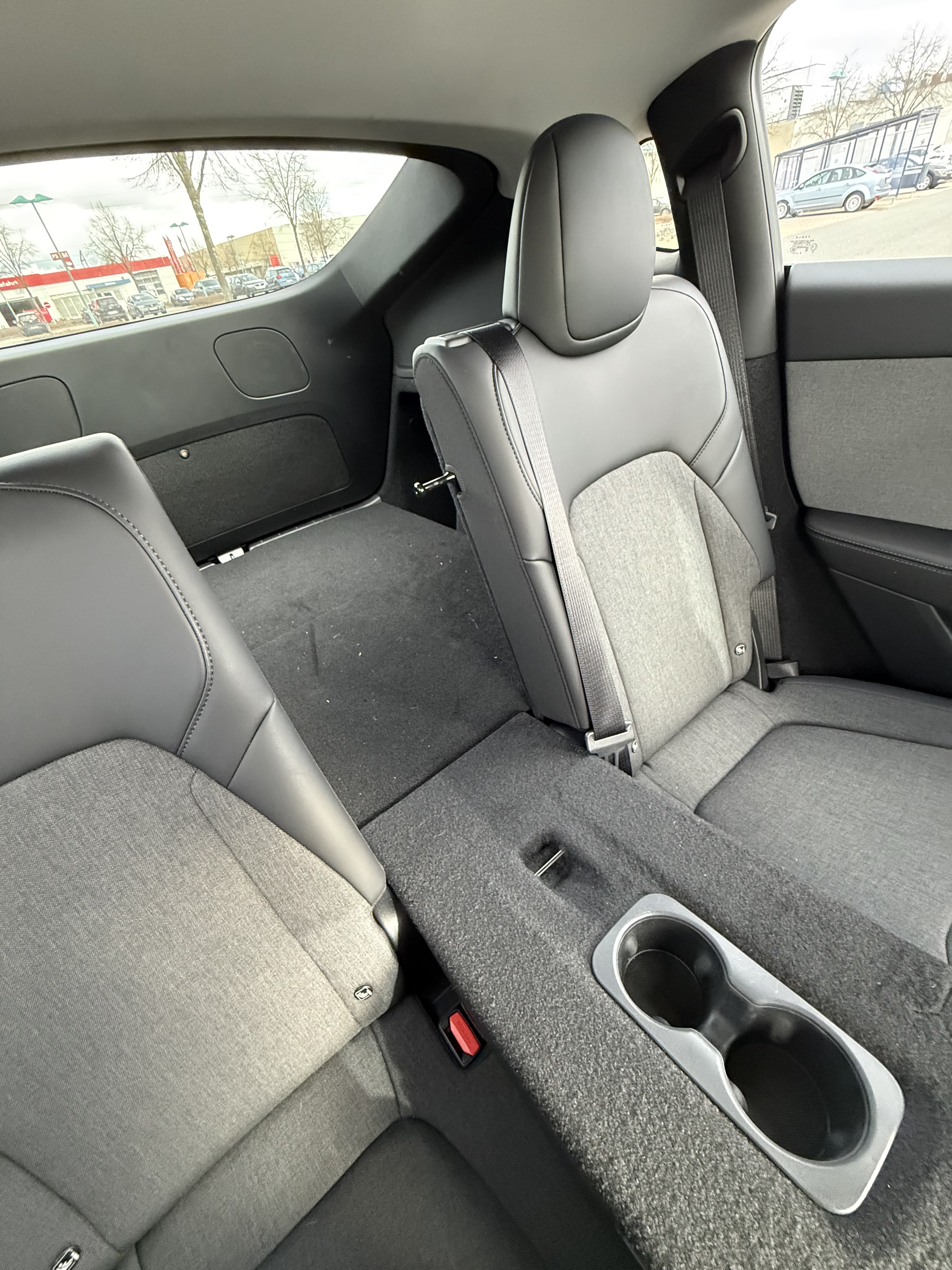 🇩🇪新款丐版Tesla model y试驾体验 因为想换车以及丐版很合适的angebot今天去预约了试驾
🚘外观：试驾车是黑色的 前后看起来倒是没那么突兀 但是标配版的白色车前脸的确有点干 我觉得车尾还好
🛞轮子：轮子的确小一些 高大车身和轮子搭在一起有点突兀
🏎️内饰：没有中控倒是不会觉得突兀耶 杯架和放手的区域质感很好 椅子是半皮半布的 坐在驾驶座只能感觉到简约科技 我觉得不是减分项
🚚空间：后备箱空间真的好大 后排座位位置没我想象的大（但完全舒适）前面的置物箱质感很一般 机盖很轻很轻 感觉像塑料（不过我也不知道tesla的其他车型都是什么）感觉经常装搬运物品或者开去滑雪或者有小狗会很舒服
🦼驾驶体验：一小时的试驾基本走过所有道路 30 50 乡道 高速 最近由于暴雪很多乡道路面损坏 行驶的还是很稳的 颠簸感不强 电机的加速度的确很快 上高速很顺滑 150kmh以上就有点吃力了 风燥很大 也有明显颠簸 130kmh以下挺舒适的 我从没开过电车 开起来有点晕 不知道为什么松掉油门后他会立刻大幅度刹车 不太好掌握到那个度 因此刹车基本上就用不到 我不清楚这个点能不能调 需要再研究研究
🖥️车机：很顺滑 分布合理 导航使用起来也舒适 不用carplay也挺好 挂档停车用屏幕也挺方便的
	
因为开的比较晕重新坐上我的燃油车感觉异常舒适 可能是suv比较高 视角也不一样 开燃油车的时候有种很扎实的驾驶感觉 能感觉到人车是一体的 这种感觉不仅仅是开我的车 开其他燃油车都有这种感觉 但是开model y的时候感觉很飘 （不知道是否电车都是这样的感觉）或者我晕电车还是啥？
本来没试驾前非常想定 驾驶完感觉好像也就还好 但是又觉得38000的价格已经可以了 可能需要再想想 但是周六特斯拉门店的人好多好多 问了一下销售说这辆车已经买了三五十辆 我有点忘了时间单位是月还是周了 model 3卖的也好多#特斯拉Y @只会哈哈哈