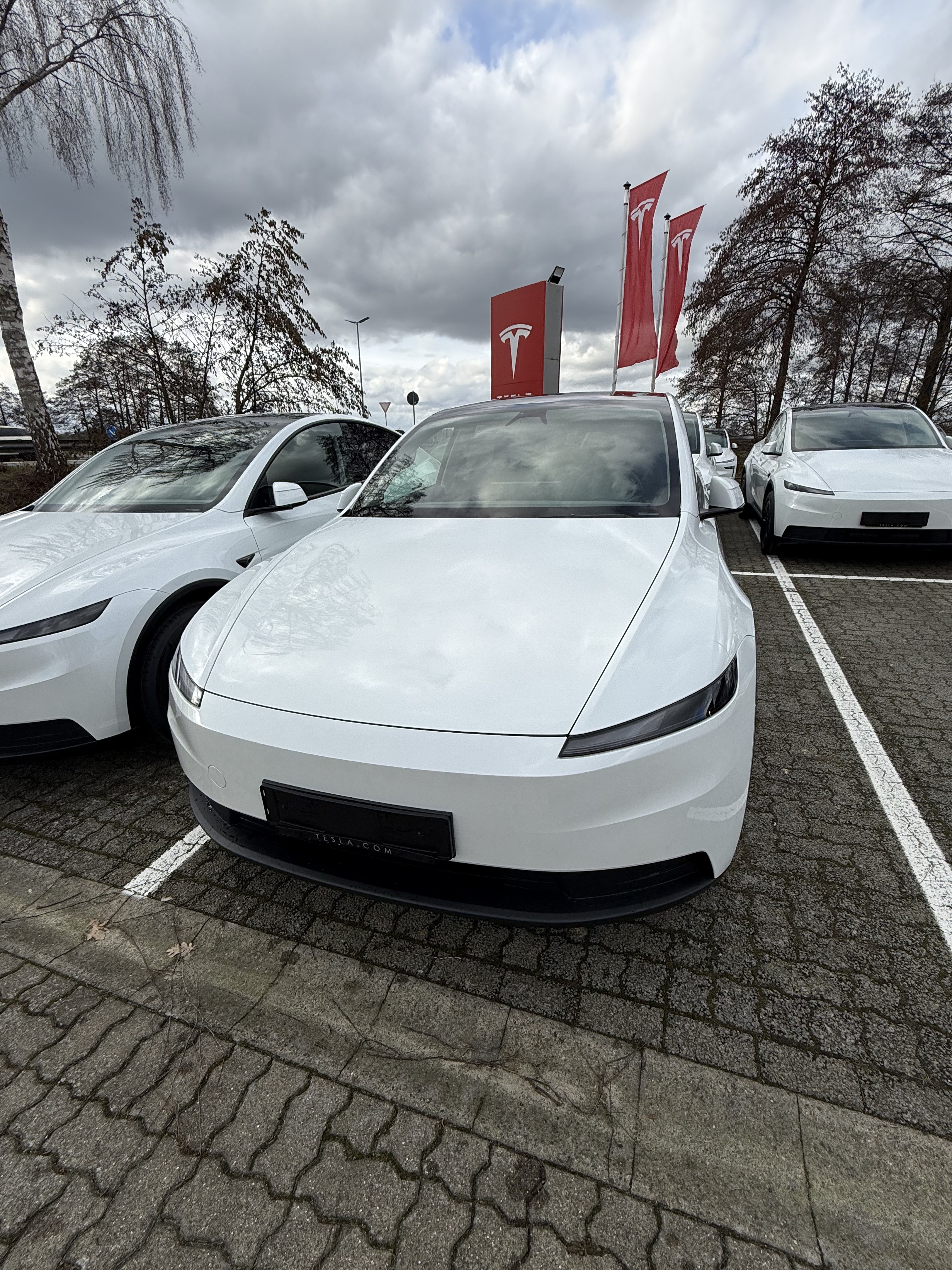 🇩🇪新款丐版Tesla model y试驾体验 因为想换车以及丐版很合适的angebot今天去预约了试驾
🚘外观：试驾车是黑色的 前后看起来倒是没那么突兀 但是标配版的白色车前脸的确有点干 我觉得车尾还好
🛞轮子：轮子的确小一些 高大车身和轮子搭在一起有点突兀
🏎️内饰：没有中控倒是不会觉得突兀耶 杯架和放手的区域质感很好 椅子是半皮半布的 坐在驾驶座只能感觉到简约科技 我觉得不是减分项
🚚空间：后备箱空间真的好大 后排座位位置没我想象的大（但完全舒适）前面的置物箱质感很一般 机盖很轻很轻 感觉像塑料（不过我也不知道tesla的其他车型都是什么）感觉经常装搬运物品或者开去滑雪或者有小狗会很舒服
🦼驾驶体验：一小时的试驾基本走过所有道路 30 50 乡道 高速 最近由于暴雪很多乡道路面损坏 行驶的还是很稳的 颠簸感不强 电机的加速度的确很快 上高速很顺滑 150kmh以上就有点吃力了 风燥很大 也有明显颠簸 130kmh以下挺舒适的 我从没开过电车 开起来有点晕 不知道为什么松掉油门后他会立刻大幅度刹车 不太好掌握到那个度 因此刹车基本上就用不到 我不清楚这个点能不能调 需要再研究研究
🖥️车机：很顺滑 分布合理 导航使用起来也舒适 不用carplay也挺好 挂档停车用屏幕也挺方便的
	
因为开的比较晕重新坐上我的燃油车感觉异常舒适 可能是suv比较高 视角也不一样 开燃油车的时候有种很扎实的驾驶感觉 能感觉到人车是一体的 这种感觉不仅仅是开我的车 开其他燃油车都有这种感觉 但是开model y的时候感觉很飘 （不知道是否电车都是这样的感觉）或者我晕电车还是啥？
本来没试驾前非常想定 驾驶完感觉好像也就还好 但是又觉得38000的价格已经可以了 可能需要再想想 但是周六特斯拉门店的人好多好多 问了一下销售说这辆车已经买了三五十辆 我有点忘了时间单位是月还是周了 model 3卖的也好多#特斯拉Y @只会哈哈哈