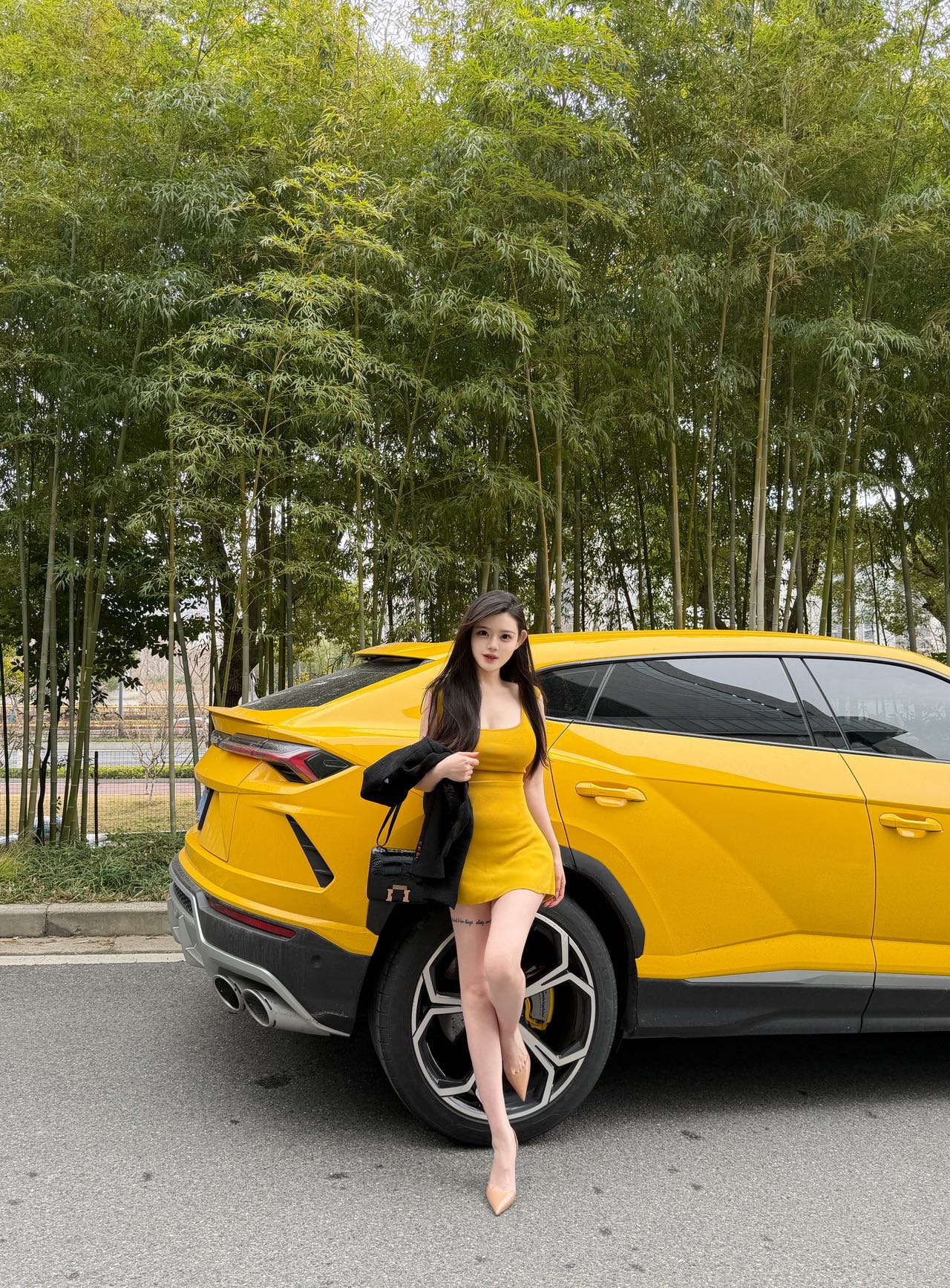 没控制住，停产前被割了波“韭菜”~ 提车总结：邪恶大鼠标长了俩翅膀
	
本来是想给自己准备一辆代步车，然后默默的当了一次“大冤种”
但是但是！fsd真香，飞飞门也很帅，就是全景玻璃有点晒，遮阳板它还有点窄
	
总之，车库大玩具+1🚗
	
#特斯拉 #ModelX  #兰博基尼 #提车日记  #浪漫生活的记录者 @什么七七