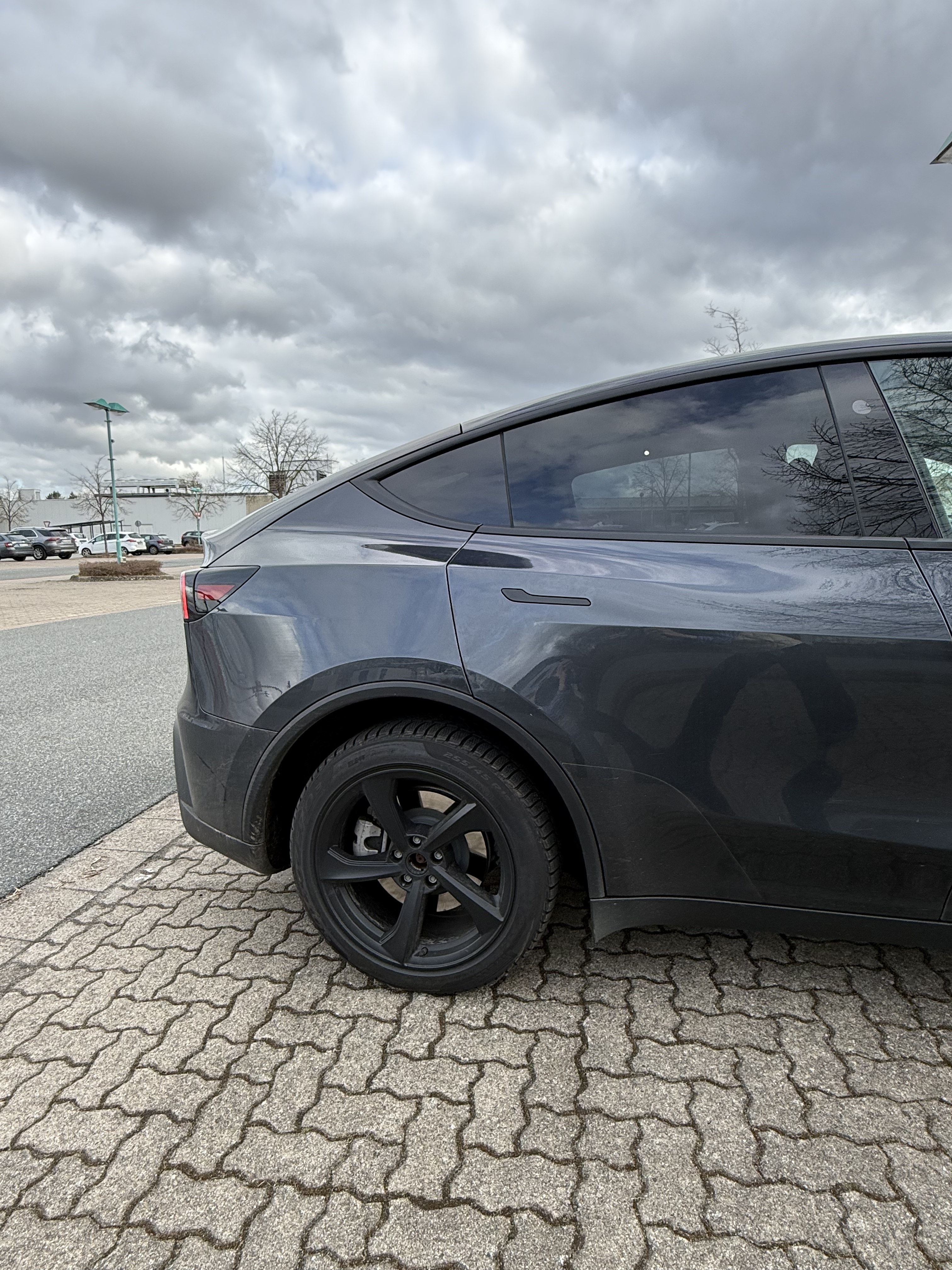 🇩🇪新款丐版Tesla model y试驾体验 因为想换车以及丐版很合适的angebot今天去预约了试驾
🚘外观：试驾车是黑色的 前后看起来倒是没那么突兀 但是标配版的白色车前脸的确有点干 我觉得车尾还好
🛞轮子：轮子的确小一些 高大车身和轮子搭在一起有点突兀
🏎️内饰：没有中控倒是不会觉得突兀耶 杯架和放手的区域质感很好 椅子是半皮半布的 坐在驾驶座只能感觉到简约科技 我觉得不是减分项
🚚空间：后备箱空间真的好大 后排座位位置没我想象的大（但完全舒适）前面的置物箱质感很一般 机盖很轻很轻 感觉像塑料（不过我也不知道tesla的其他车型都是什么）感觉经常装搬运物品或者开去滑雪或者有小狗会很舒服
🦼驾驶体验：一小时的试驾基本走过所有道路 30 50 乡道 高速 最近由于暴雪很多乡道路面损坏 行驶的还是很稳的 颠簸感不强 电机的加速度的确很快 上高速很顺滑 150kmh以上就有点吃力了 风燥很大 也有明显颠簸 130kmh以下挺舒适的 我从没开过电车 开起来有点晕 不知道为什么松掉油门后他会立刻大幅度刹车 不太好掌握到那个度 因此刹车基本上就用不到 我不清楚这个点能不能调 需要再研究研究
🖥️车机：很顺滑 分布合理 导航使用起来也舒适 不用carplay也挺好 挂档停车用屏幕也挺方便的
	
因为开的比较晕重新坐上我的燃油车感觉异常舒适 可能是suv比较高 视角也不一样 开燃油车的时候有种很扎实的驾驶感觉 能感觉到人车是一体的 这种感觉不仅仅是开我的车 开其他燃油车都有这种感觉 但是开model y的时候感觉很飘 （不知道是否电车都是这样的感觉）或者我晕电车还是啥？
本来没试驾前非常想定 驾驶完感觉好像也就还好 但是又觉得38000的价格已经可以了 可能需要再想想 但是周六特斯拉门店的人好多好多 问了一下销售说这辆车已经买了三五十辆 我有点忘了时间单位是月还是周了 model 3卖的也好多#特斯拉Y @只会哈哈哈