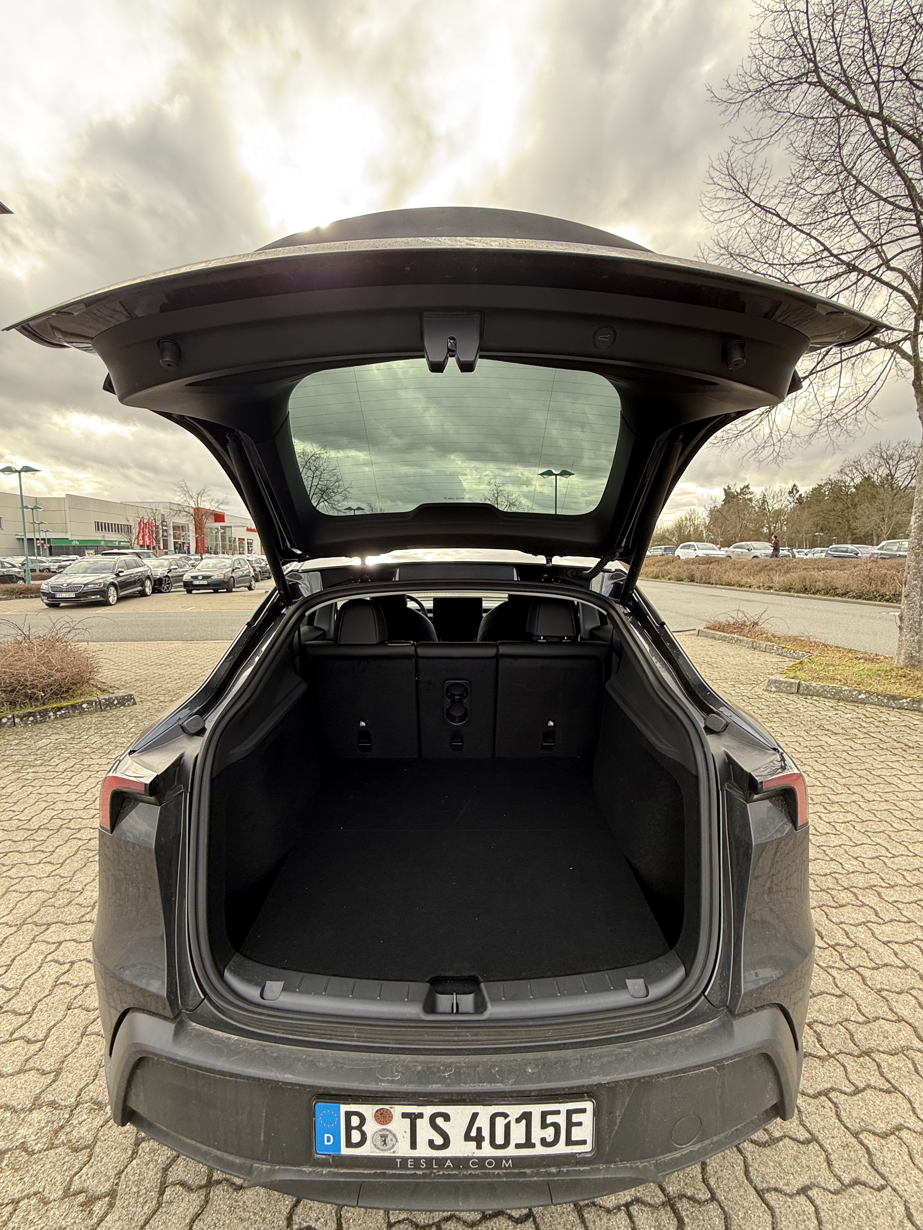 🇩🇪新款丐版Tesla model y试驾体验 因为想换车以及丐版很合适的angebot今天去预约了试驾
🚘外观：试驾车是黑色的 前后看起来倒是没那么突兀 但是标配版的白色车前脸的确有点干 我觉得车尾还好
🛞轮子：轮子的确小一些 高大车身和轮子搭在一起有点突兀
🏎️内饰：没有中控倒是不会觉得突兀耶 杯架和放手的区域质感很好 椅子是半皮半布的 坐在驾驶座只能感觉到简约科技 我觉得不是减分项
🚚空间：后备箱空间真的好大 后排座位位置没我想象的大（但完全舒适）前面的置物箱质感很一般 机盖很轻很轻 感觉像塑料（不过我也不知道tesla的其他车型都是什么）感觉经常装搬运物品或者开去滑雪或者有小狗会很舒服
🦼驾驶体验：一小时的试驾基本走过所有道路 30 50 乡道 高速 最近由于暴雪很多乡道路面损坏 行驶的还是很稳的 颠簸感不强 电机的加速度的确很快 上高速很顺滑 150kmh以上就有点吃力了 风燥很大 也有明显颠簸 130kmh以下挺舒适的 我从没开过电车 开起来有点晕 不知道为什么松掉油门后他会立刻大幅度刹车 不太好掌握到那个度 因此刹车基本上就用不到 我不清楚这个点能不能调 需要再研究研究
🖥️车机：很顺滑 分布合理 导航使用起来也舒适 不用carplay也挺好 挂档停车用屏幕也挺方便的
	
因为开的比较晕重新坐上我的燃油车感觉异常舒适 可能是suv比较高 视角也不一样 开燃油车的时候有种很扎实的驾驶感觉 能感觉到人车是一体的 这种感觉不仅仅是开我的车 开其他燃油车都有这种感觉 但是开model y的时候感觉很飘 （不知道是否电车都是这样的感觉）或者我晕电车还是啥？
本来没试驾前非常想定 驾驶完感觉好像也就还好 但是又觉得38000的价格已经可以了 可能需要再想想 但是周六特斯拉门店的人好多好多 问了一下销售说这辆车已经买了三五十辆 我有点忘了时间单位是月还是周了 model 3卖的也好多#特斯拉Y @只会哈哈哈