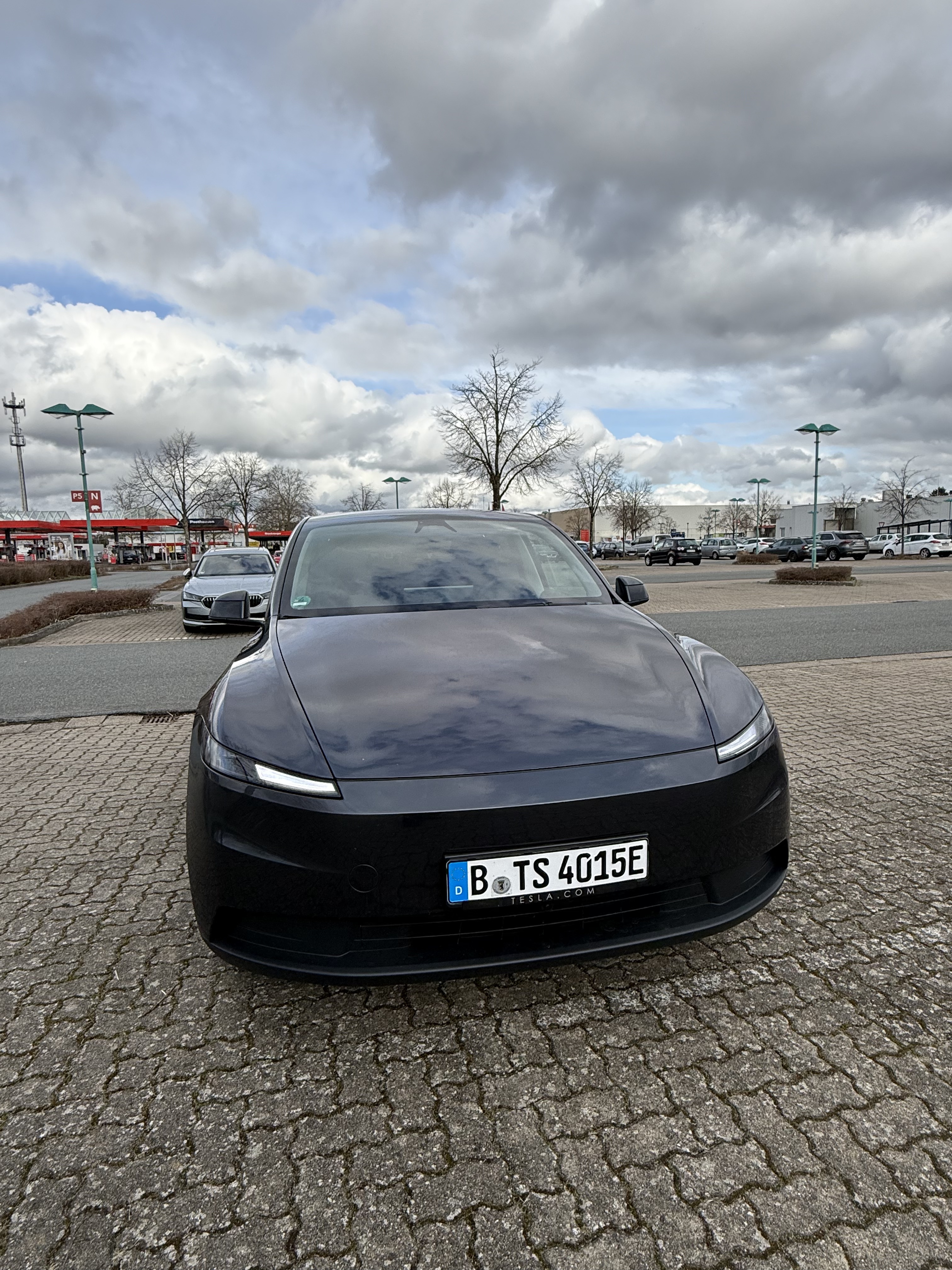 🇩🇪新款丐版Tesla model y试驾体验 因为想换车以及丐版很合适的angebot今天去预约了试驾
🚘外观：试驾车是黑色的 前后看起来倒是没那么突兀 但是标配版的白色车前脸的确有点干 我觉得车尾还好
🛞轮子：轮子的确小一些 高大车身和轮子搭在一起有点突兀
🏎️内饰：没有中控倒是不会觉得突兀耶 杯架和放手的区域质感很好 椅子是半皮半布的 坐在驾驶座只能感觉到简约科技 我觉得不是减分项
🚚空间：后备箱空间真的好大 后排座位位置没我想象的大（但完全舒适）前面的置物箱质感很一般 机盖很轻很轻 感觉像塑料（不过我也不知道tesla的其他车型都是什么）感觉经常装搬运物品或者开去滑雪或者有小狗会很舒服
🦼驾驶体验：一小时的试驾基本走过所有道路 30 50 乡道 高速 最近由于暴雪很多乡道路面损坏 行驶的还是很稳的 颠簸感不强 电机的加速度的确很快 上高速很顺滑 150kmh以上就有点吃力了 风燥很大 也有明显颠簸 130kmh以下挺舒适的 我从没开过电车 开起来有点晕 不知道为什么松掉油门后他会立刻大幅度刹车 不太好掌握到那个度 因此刹车基本上就用不到 我不清楚这个点能不能调 需要再研究研究
🖥️车机：很顺滑 分布合理 导航使用起来也舒适 不用carplay也挺好 挂档停车用屏幕也挺方便的
	
因为开的比较晕重新坐上我的燃油车感觉异常舒适 可能是suv比较高 视角也不一样 开燃油车的时候有种很扎实的驾驶感觉 能感觉到人车是一体的 这种感觉不仅仅是开我的车 开其他燃油车都有这种感觉 但是开model y的时候感觉很飘 （不知道是否电车都是这样的感觉）或者我晕电车还是啥？
本来没试驾前非常想定 驾驶完感觉好像也就还好 但是又觉得38000的价格已经可以了 可能需要再想想 但是周六特斯拉门店的人好多好多 问了一下销售说这辆车已经买了三五十辆 我有点忘了时间单位是月还是周了 model 3卖的也好多#特斯拉Y @只会哈哈哈