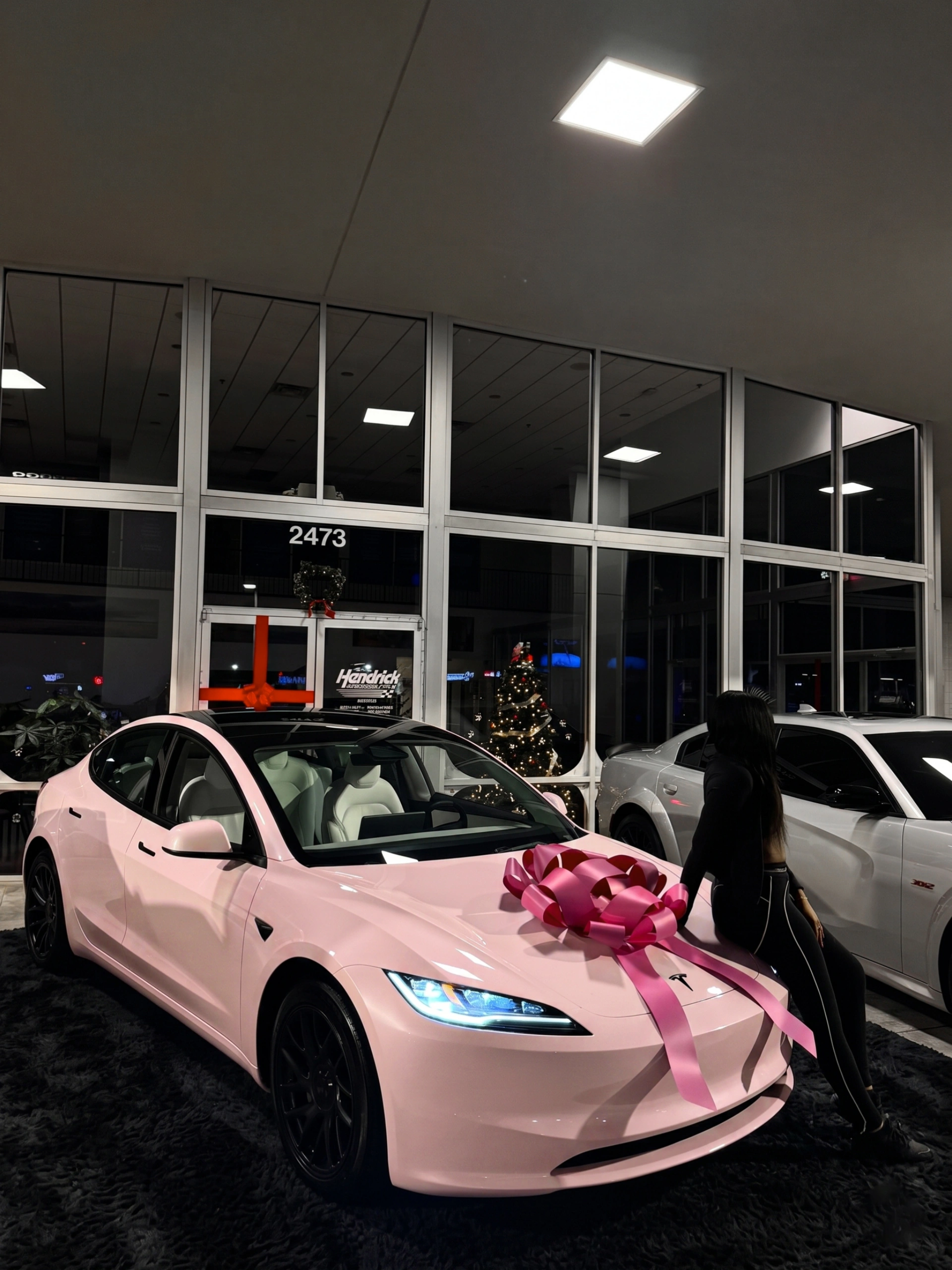 此时此刻只有女生才懂 喜提专属小电驴啦，改好了喜欢的粉色💓
甜而不腻的感觉💓💓奶芙芙的梧桐粉
又甜又辣才是辣妹标配[自拍R]仪式感满满！
#梦想中的车 #特斯拉3 #特斯拉改色 #model3改