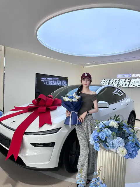 空乘上下班再也不用挤拼车啦🚗 喜提纯白奶油毛豆Y!全白内外直接戳中审美点✨ 一眼沦陷的奶油白车身,打开车门整片白内饰干净治愈,氛围感直接封神。虽然天天被朋友调侃“以后不敢吃带酱的零食”,但颜值即正义!宽敞空间+顺滑驾驶,代步幸福感拉满。 往后风雨同行,大白陪我奔赴每一场日落🌿 #提车vlog #特斯拉纯白内饰 #新能源小车#特斯拉ModelY #纯白特斯...