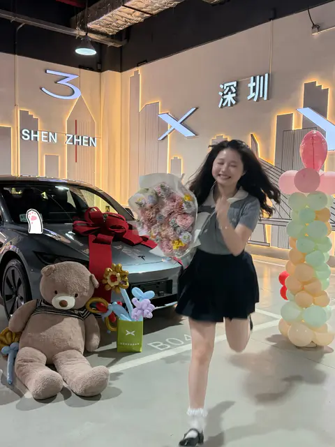 今天不探店 今天提车♥️ 父亲节朋友圈文案都想好了 “全力倚父” “别问落地价,父爱无价” “想要混得好,就要啃点老” 虽然特斯拉真的很毛坯 (感觉很少女孩会喜欢特斯拉内饰) 但是驾驶感受真的很不错 以后特斯拉就陪着我上下班吧♥️ #不敢想象在这里拍照有多绝 #提车日记 #喜提爱车 #卖车需要仪式感 #提车仪式 #特斯拉 #梦中情车 #颜值高的车 #特斯拉车...