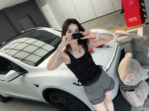 #提车日记|🖤焕新Model Y 接我滴善良大鼠标回家 谁说浪漫 不能当饭吃 面包和爱情我都要 新车落地 顺顺利利,一切顺遂,平平安安#这该死的仪式感 #喜提新车 #仪式感拿捏 #爱情和面包我都要有 #把浪漫装进车里 @吾美丽
